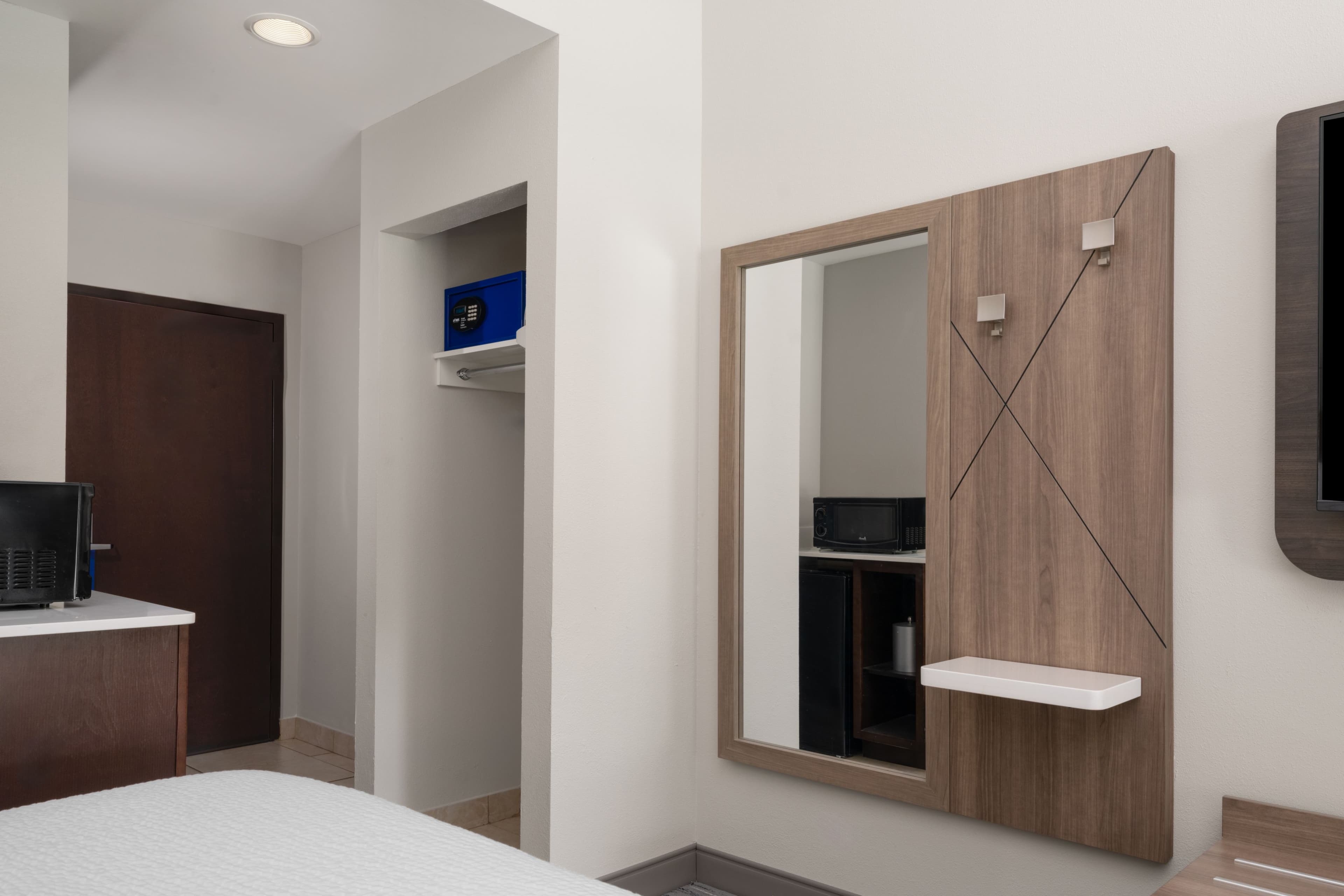 Holiday Inn Express & Suites Orlando East-UCF Area — 32