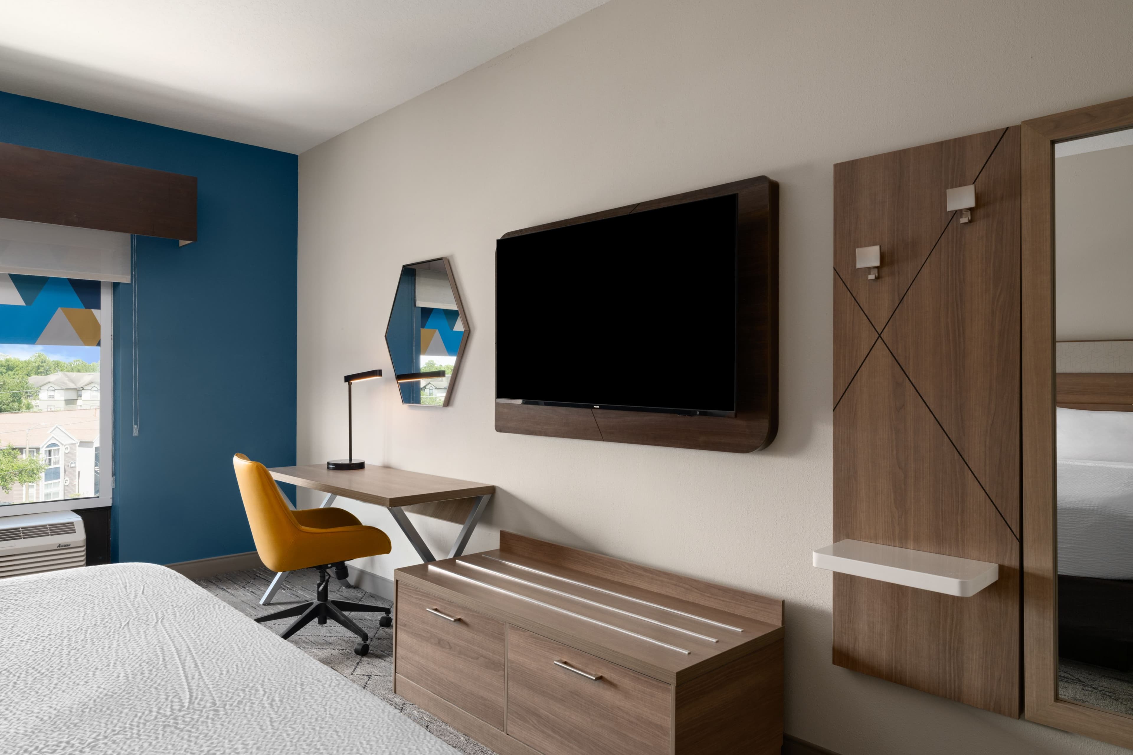 Holiday Inn Express & Suites Orlando East-UCF Area — 10
