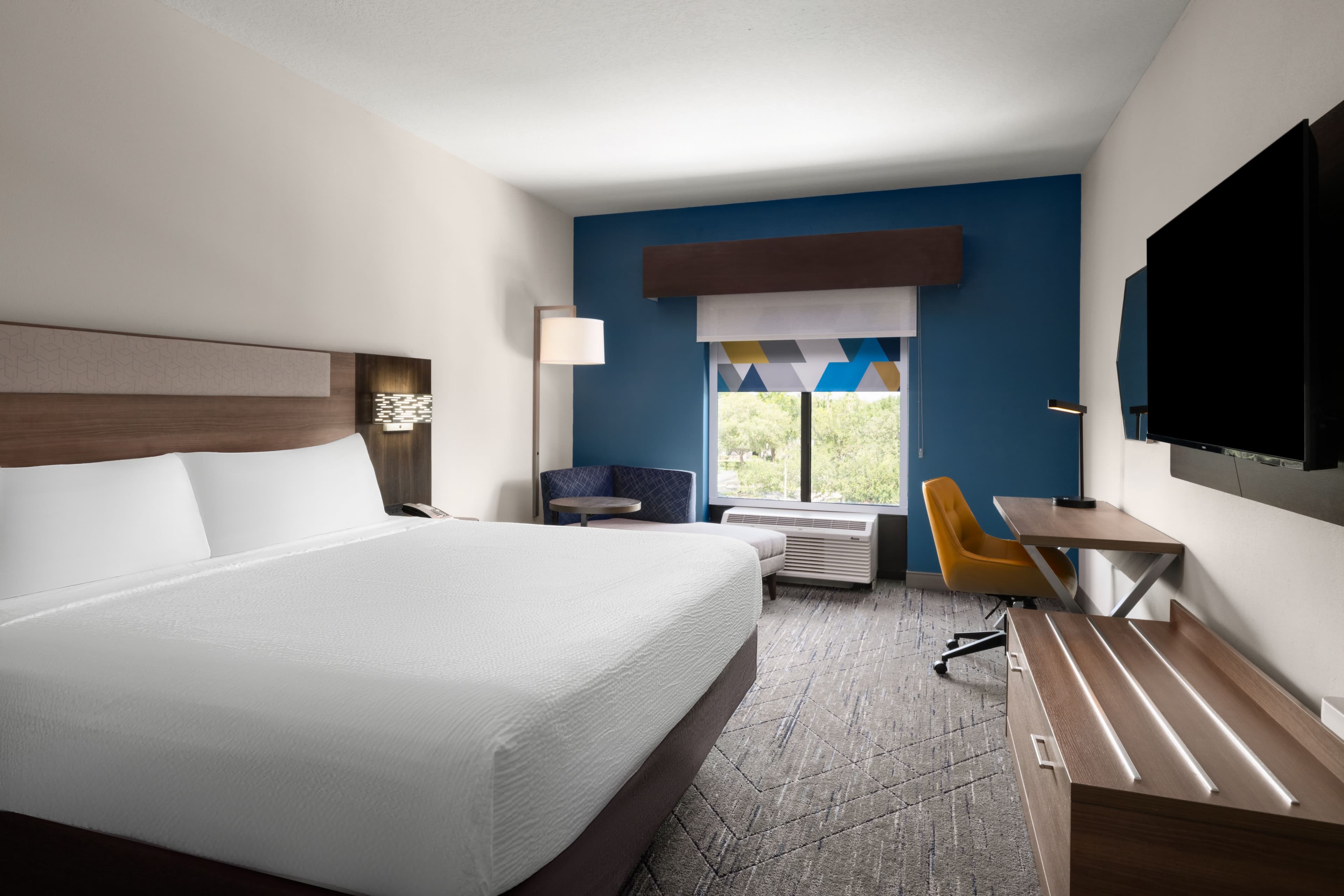 Holiday Inn Express & Suites Orlando East-UCF Area — 11