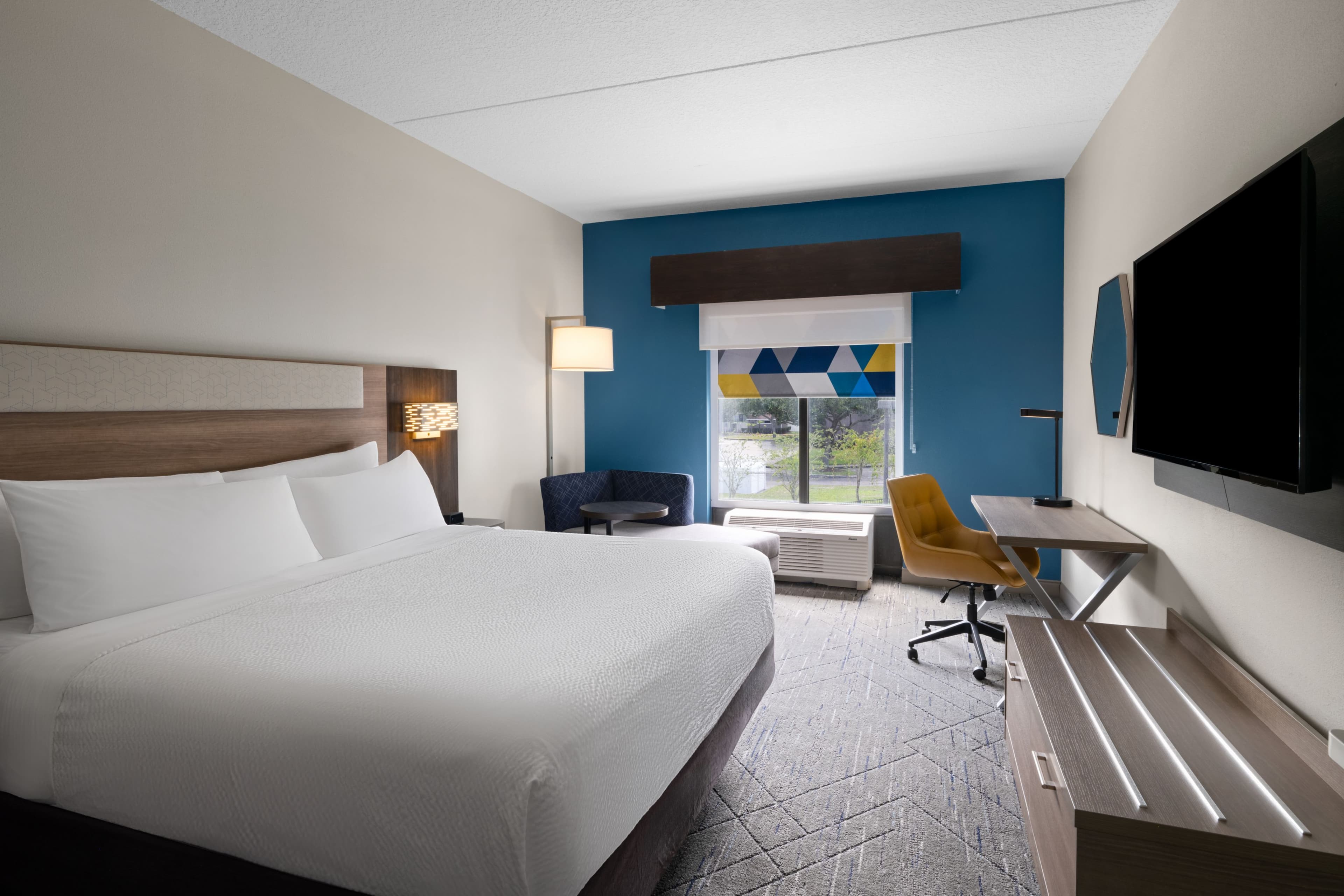 Holiday Inn Express & Suites Orlando East-UCF Area — 9