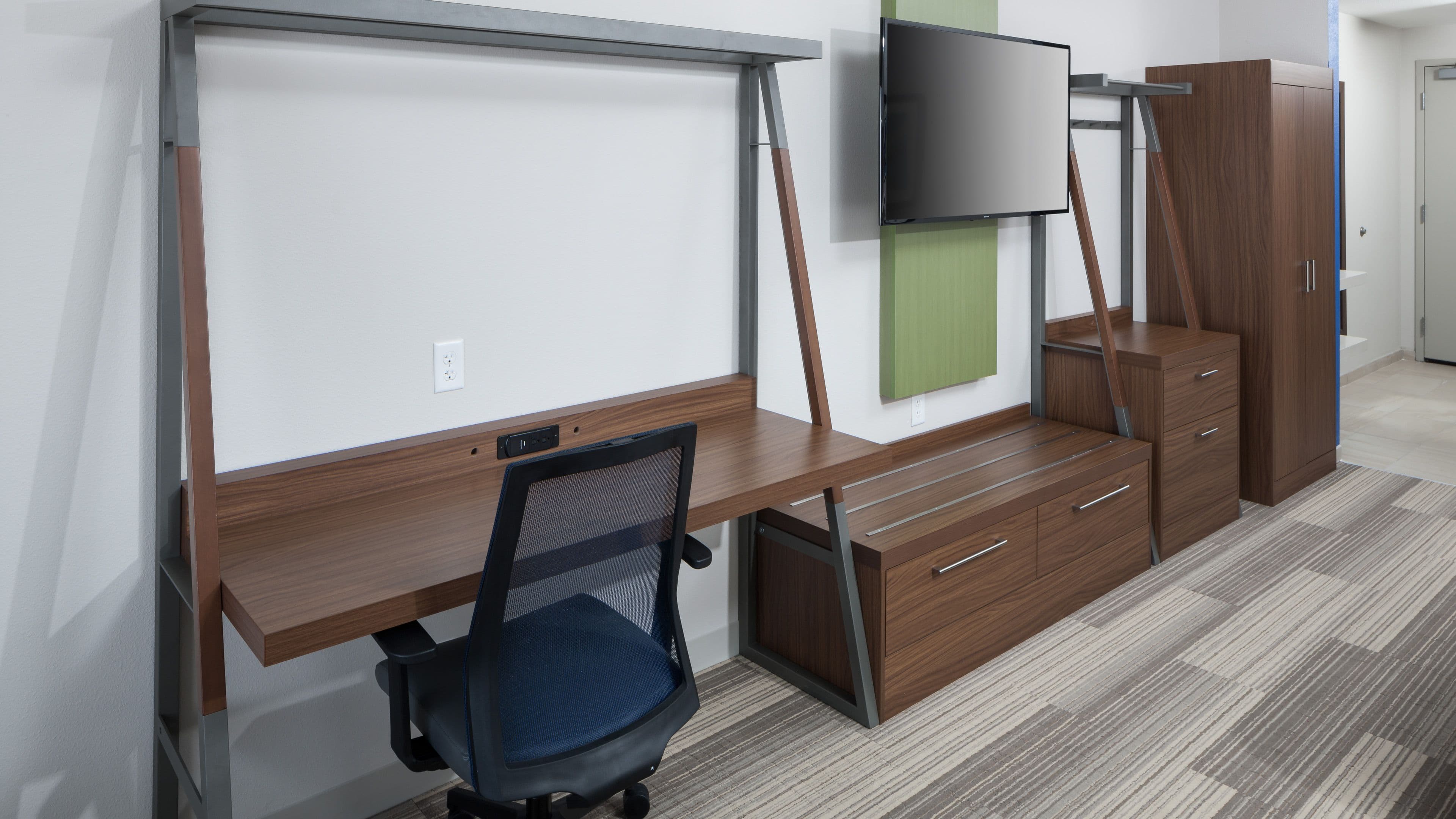 Holiday Inn Express & Suites Orlando At Seaworld — 7