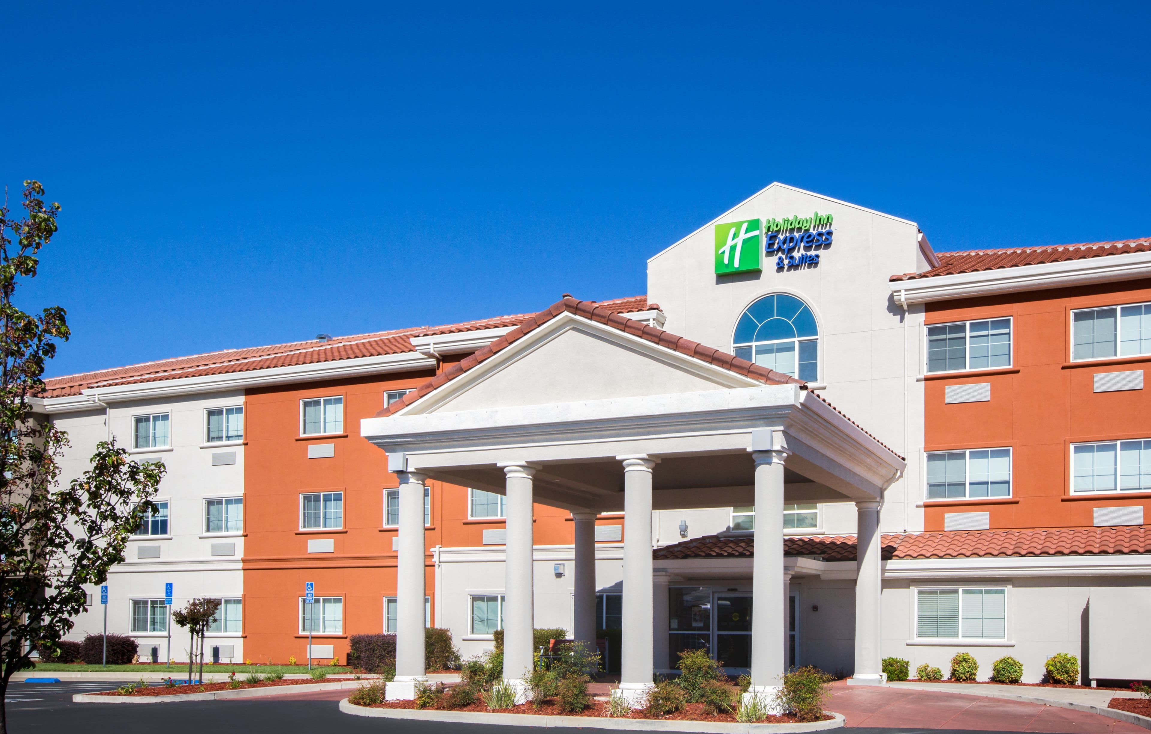 Holiday Inn Express & Suites Oroville Lake - Image 1