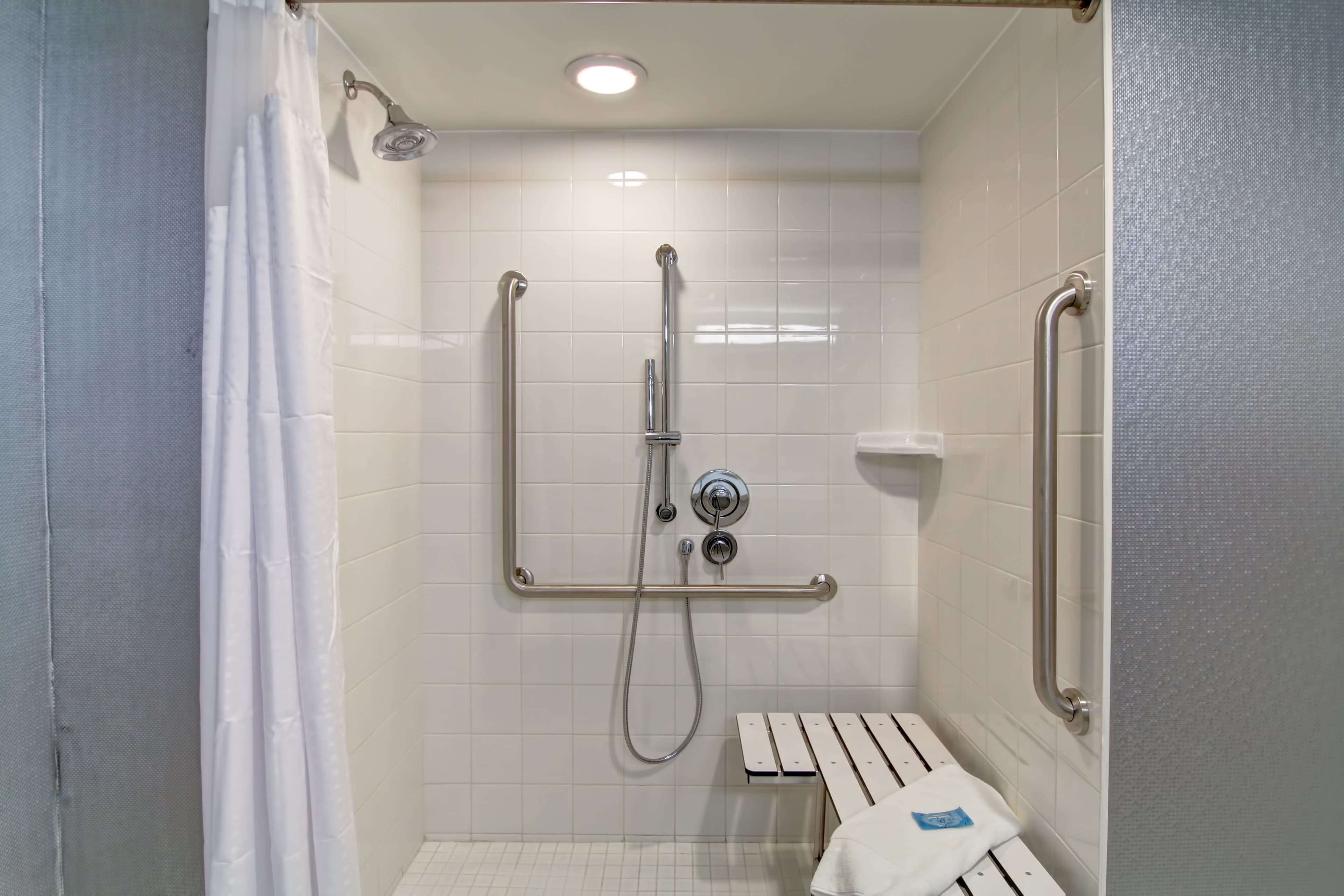 Holiday Inn Express & Suites Oshawa Downtown - Toronto Area — 7
