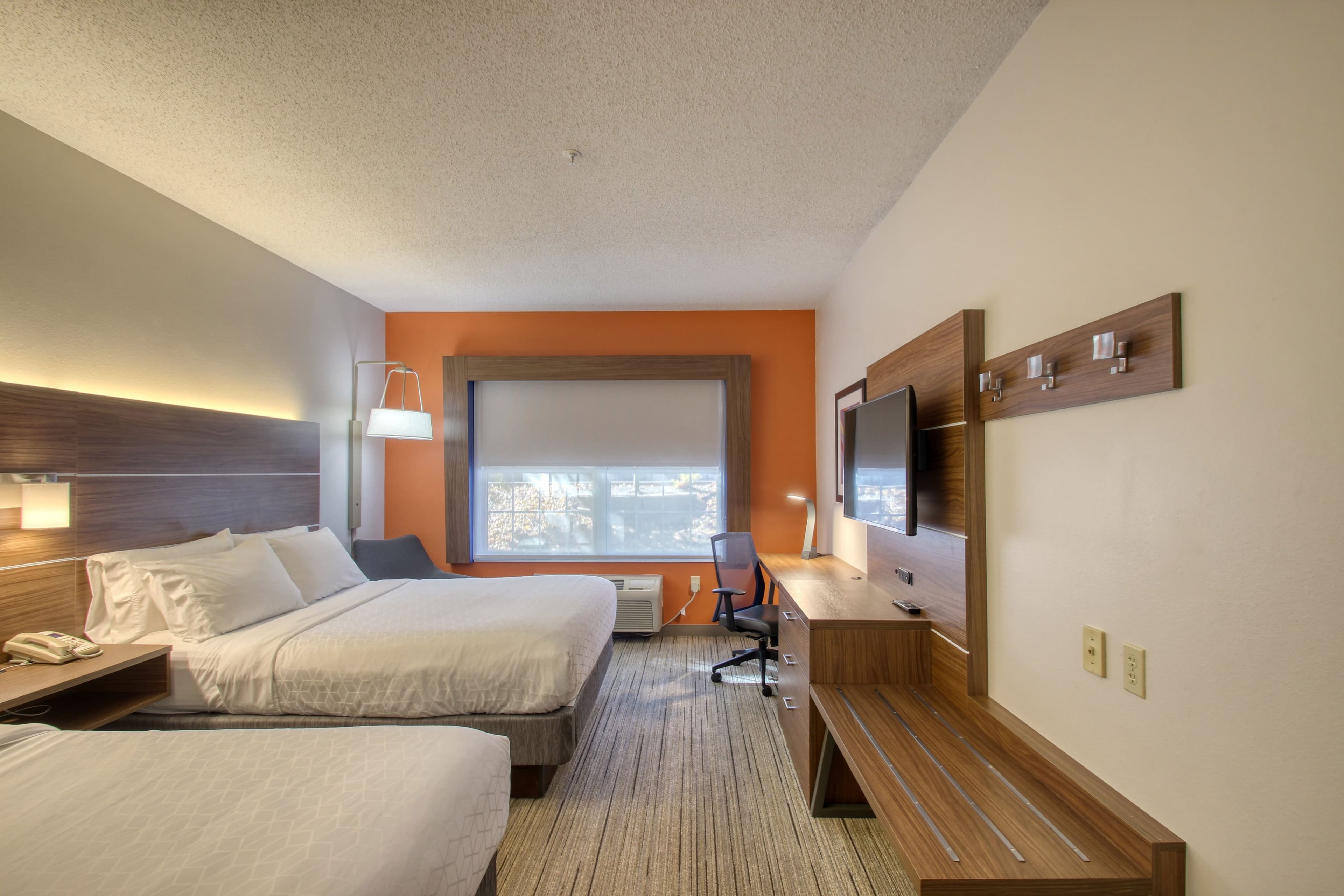 Holiday Inn Express & Suites Oshkosh-Sr 41 — 24