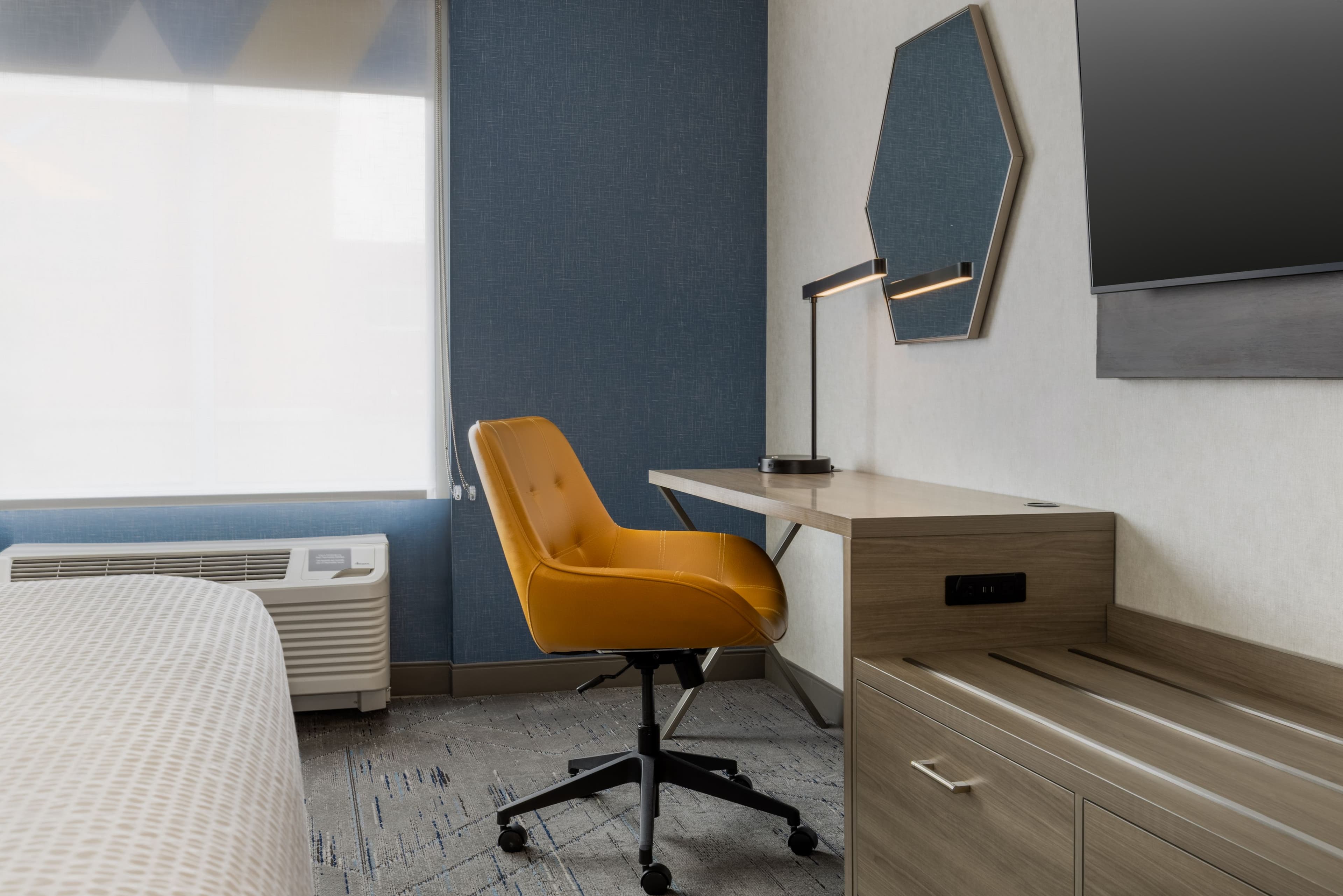 Holiday Inn Express & Suites Ottawa East - Orleans - Image 5