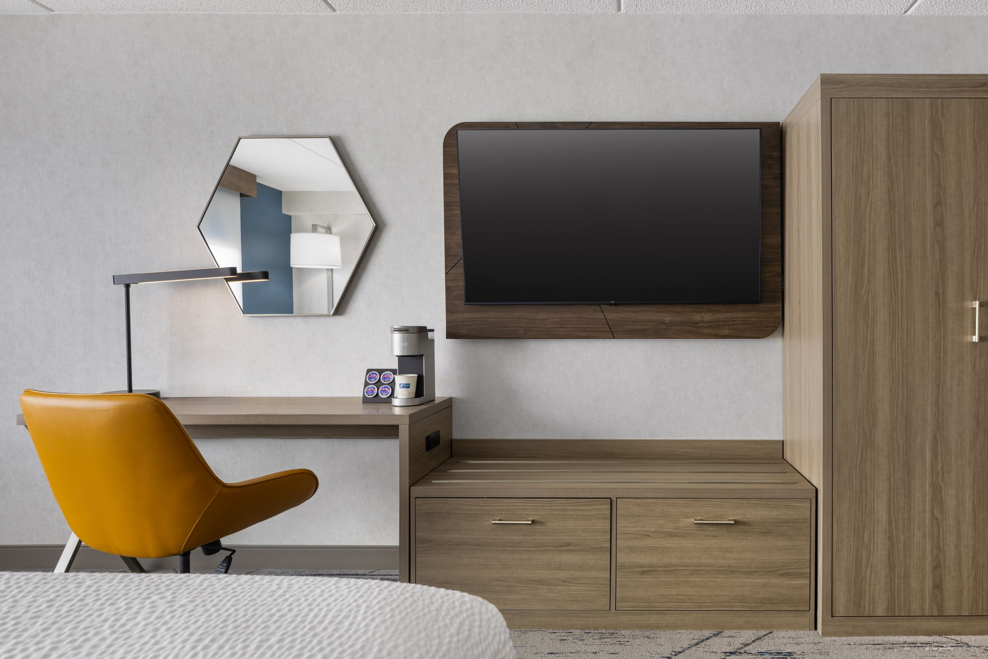 Holiday Inn Express & Suites Ottawa East - Orleans — 12