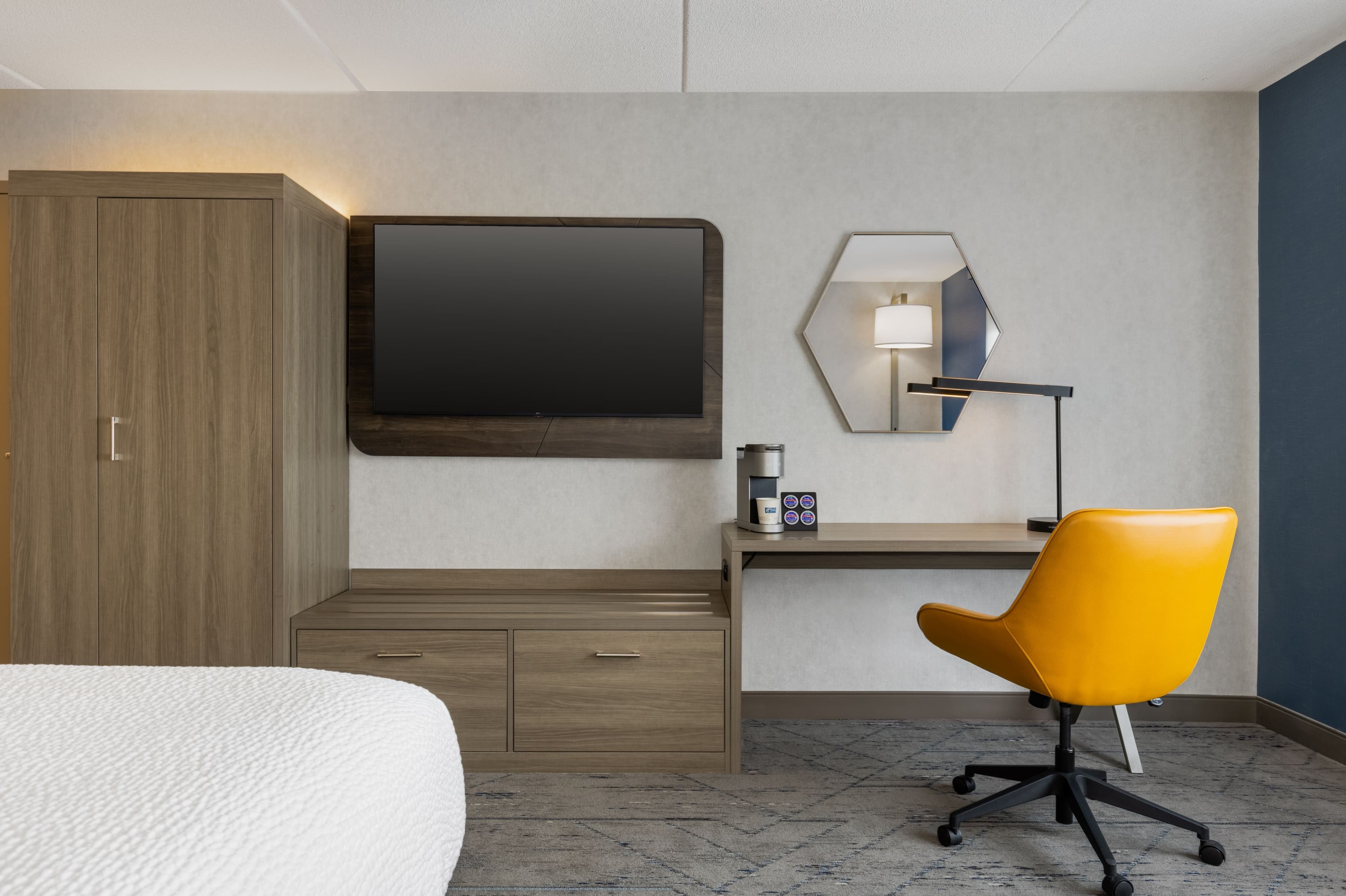 Holiday Inn Express & Suites Ottawa East - Orleans — 7