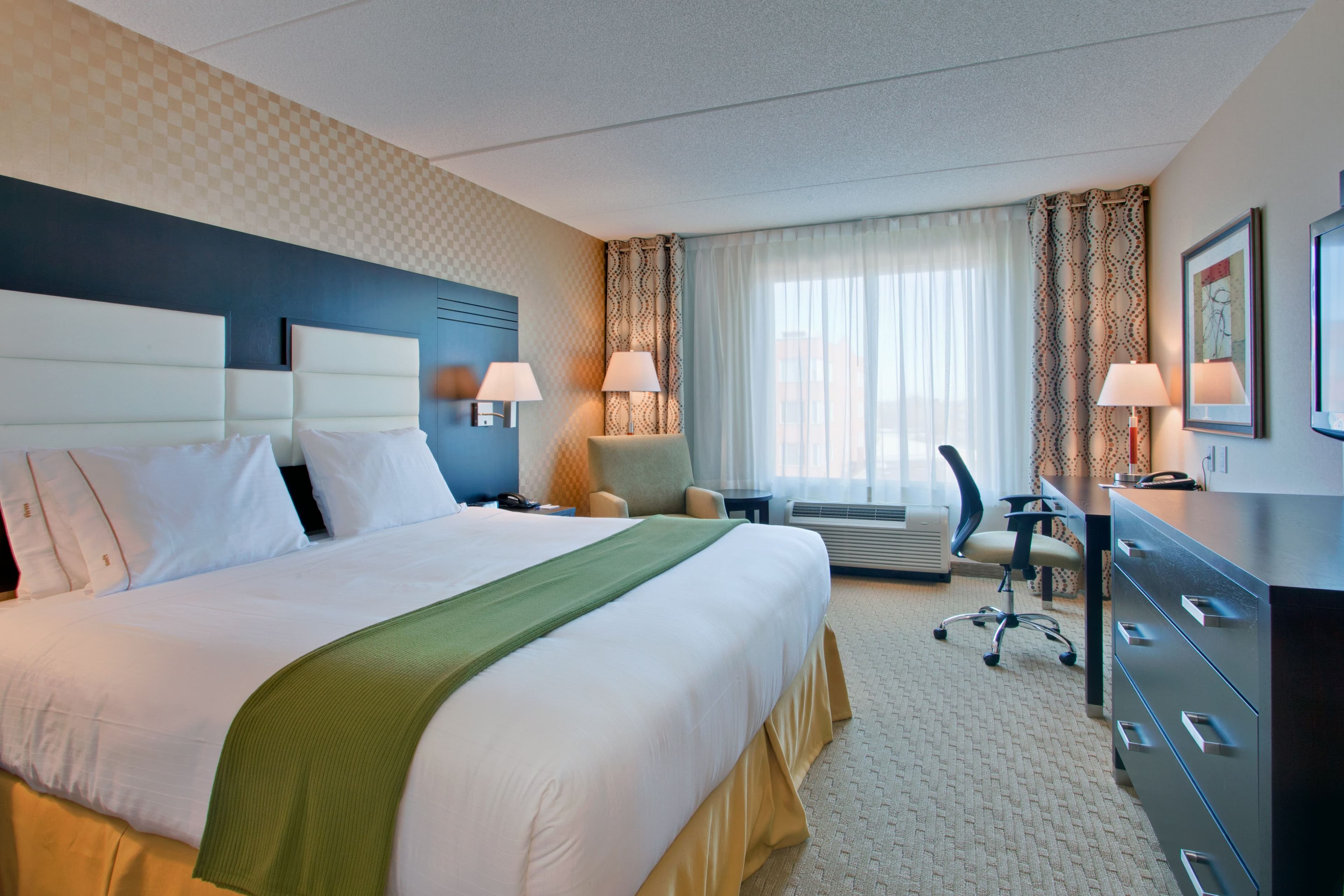 Holiday Inn Express & Suites Ottawa West - Nepean — 8