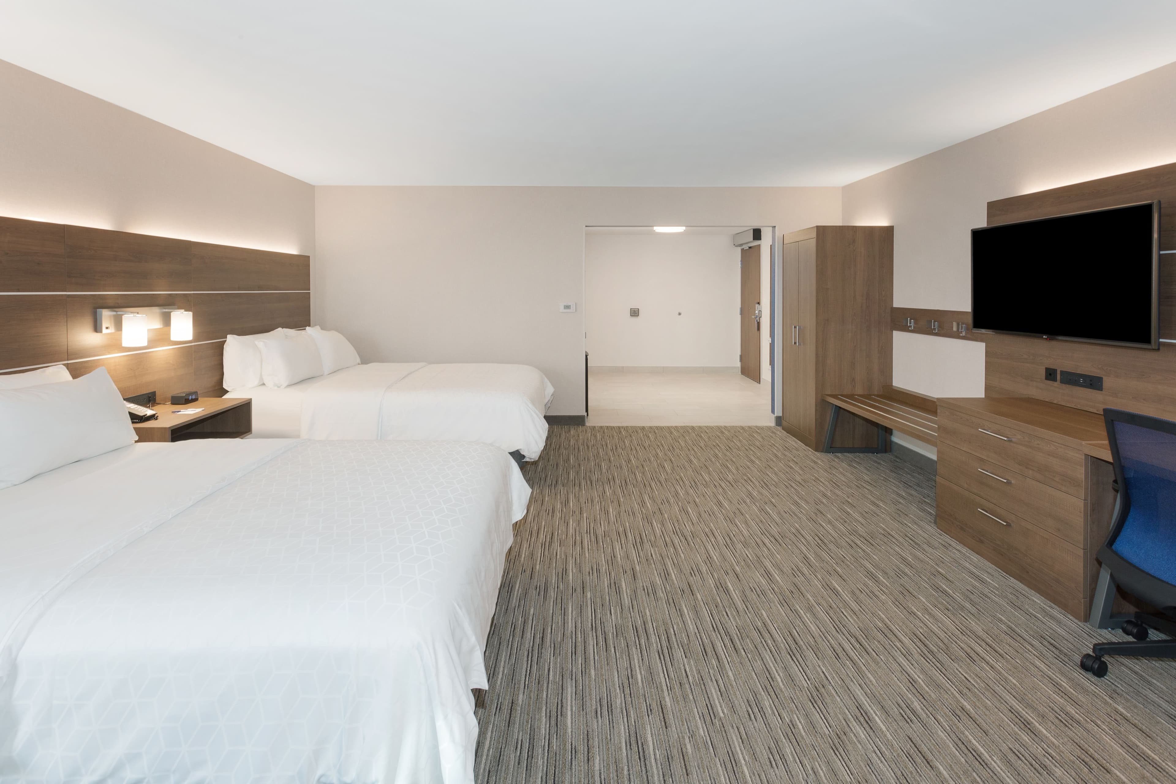 Holiday Inn Express & Suites Ottawa Airport — 7