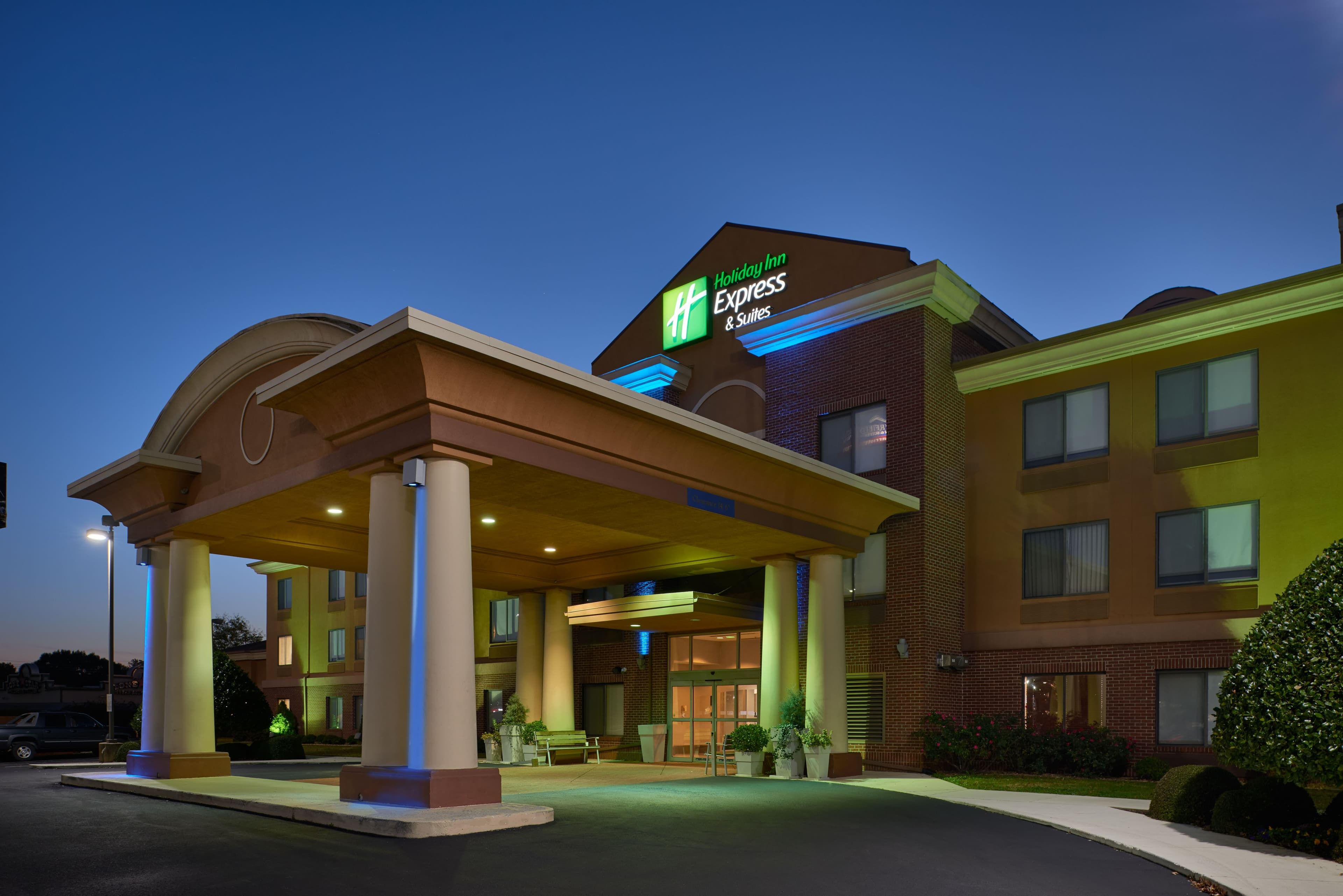 Holiday Inn Express & Suites Anniston/Oxford - Image 1