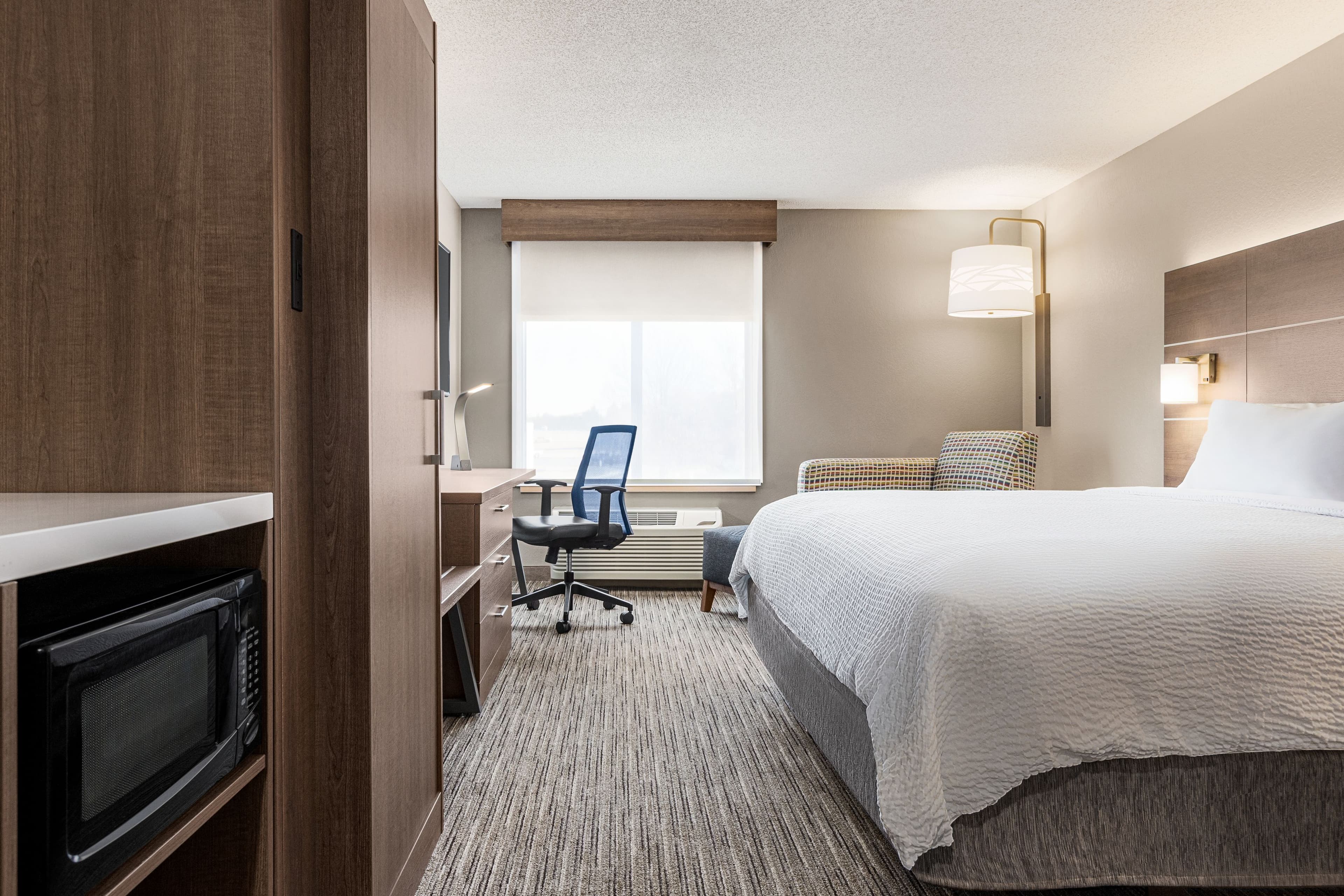 Holiday Inn Express & Suites Anniston/Oxford - Image 2