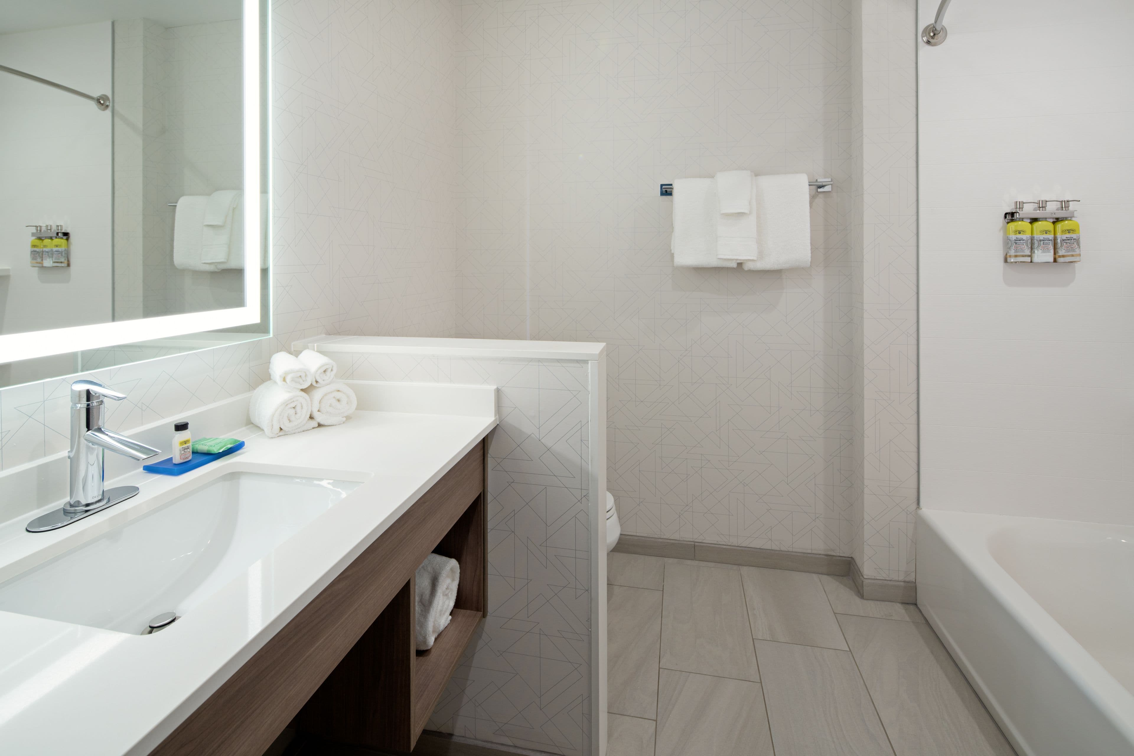 Holiday Inn Express & Suites Palm Desert - Millennium — 32