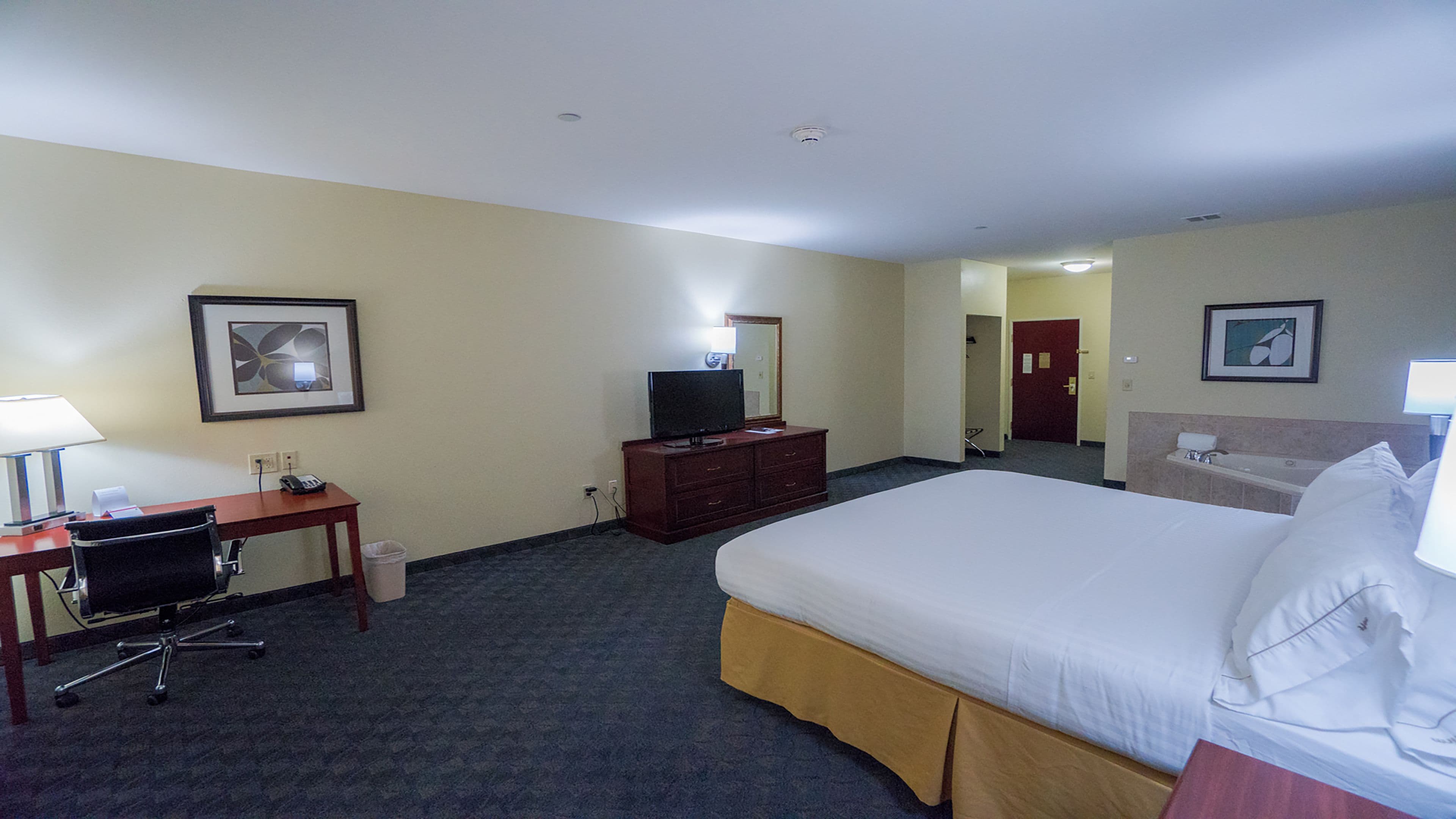Holiday Inn Express & Suites Pampa — 8