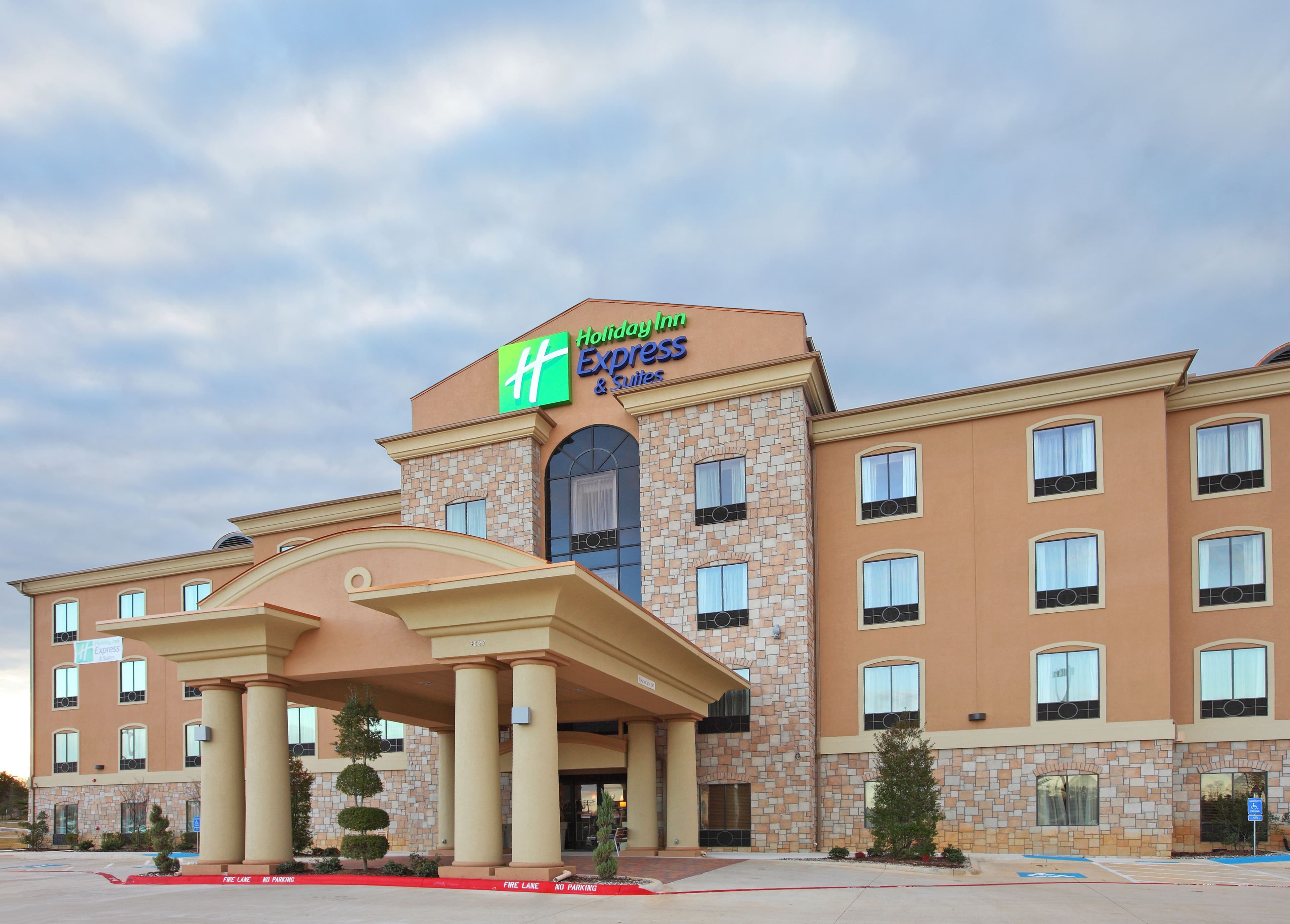 Holiday Inn Express & Suites Paris - Image 1