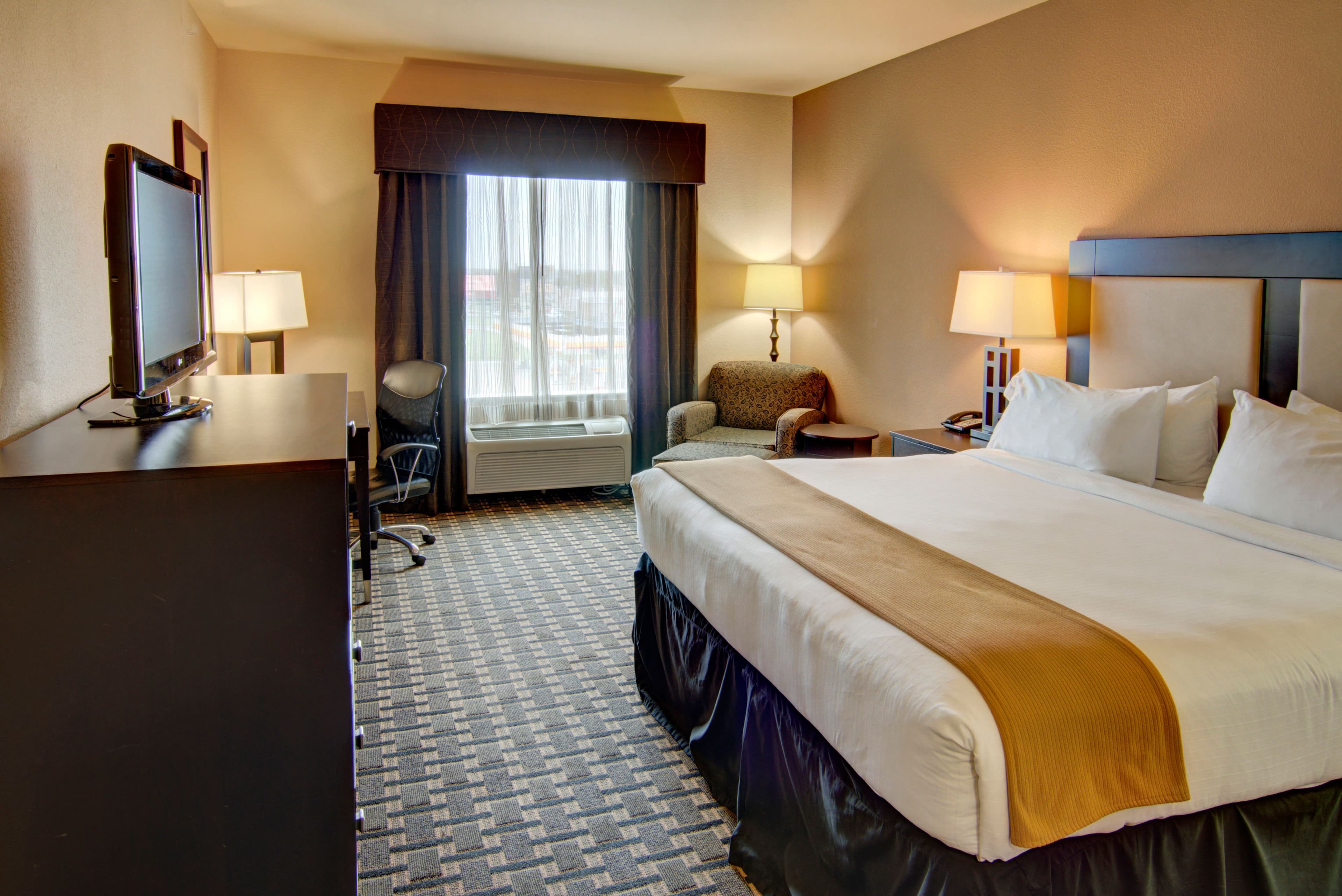 Holiday Inn Express & Suites Paris - Image 2