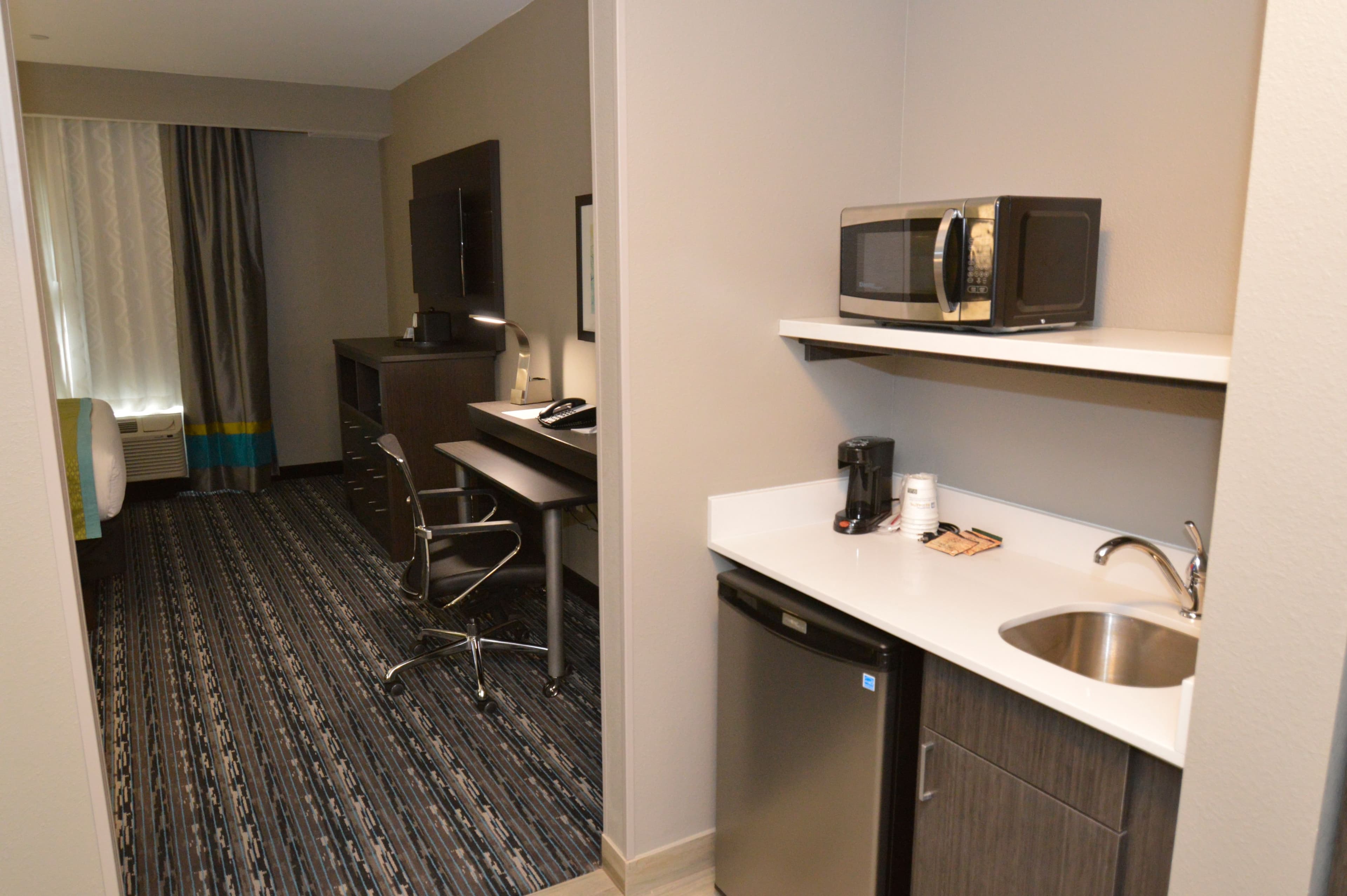 Holiday Inn Express & Suites Pasadena Houston Southeast — 8