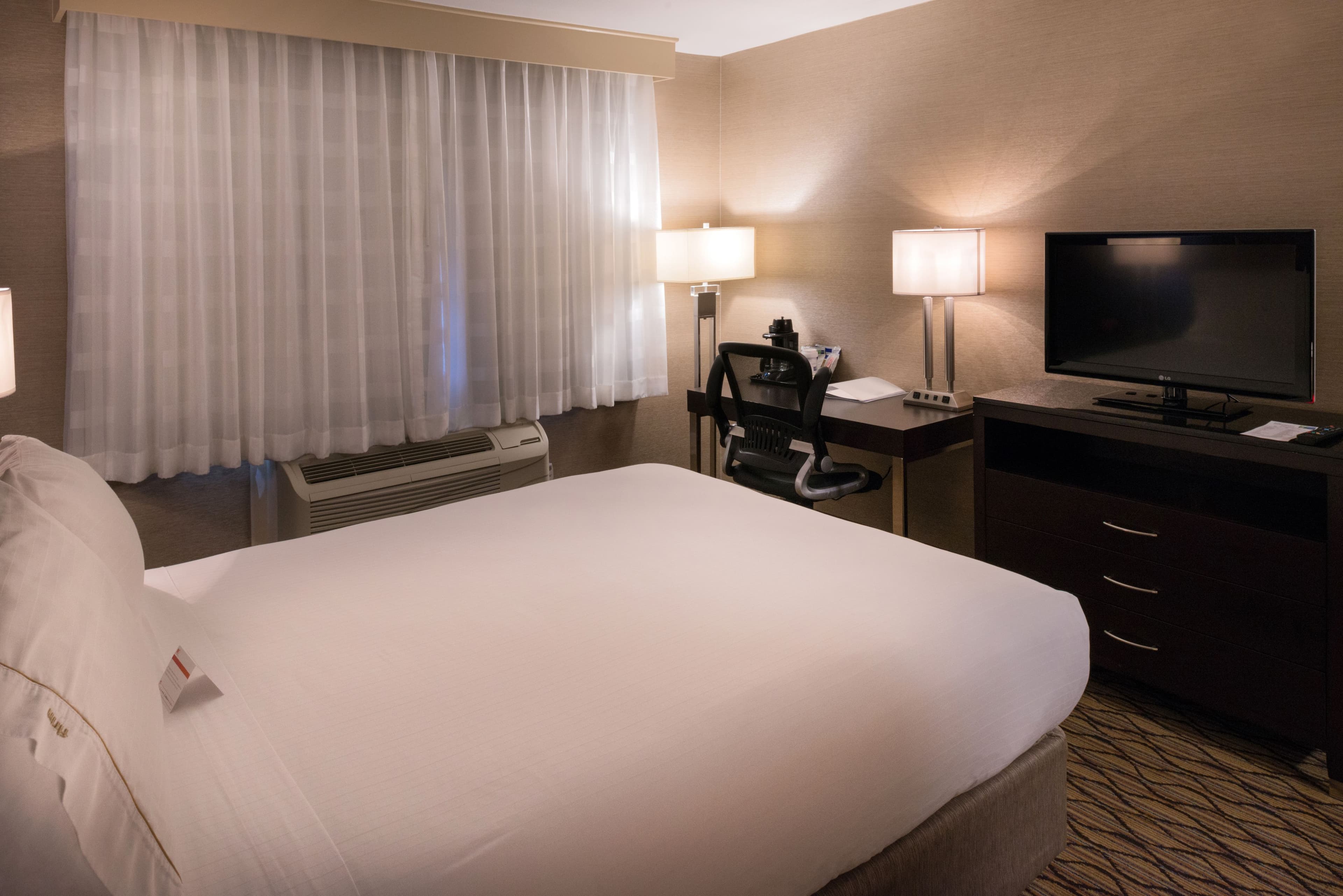 Holiday Inn Express & Suites Pasadena - Los Angeles — 2
