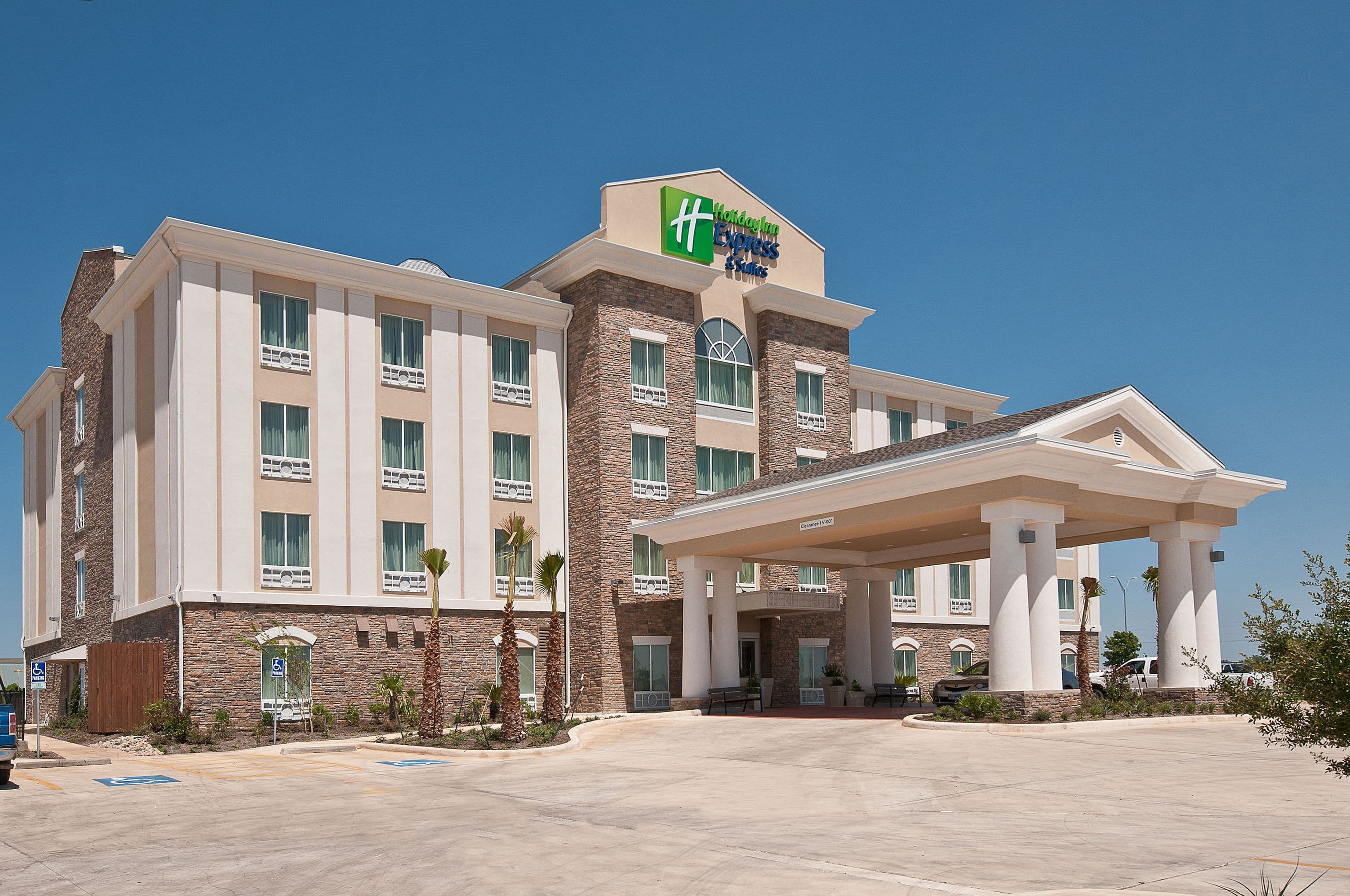 Holiday Inn Express & Suites Pearsall