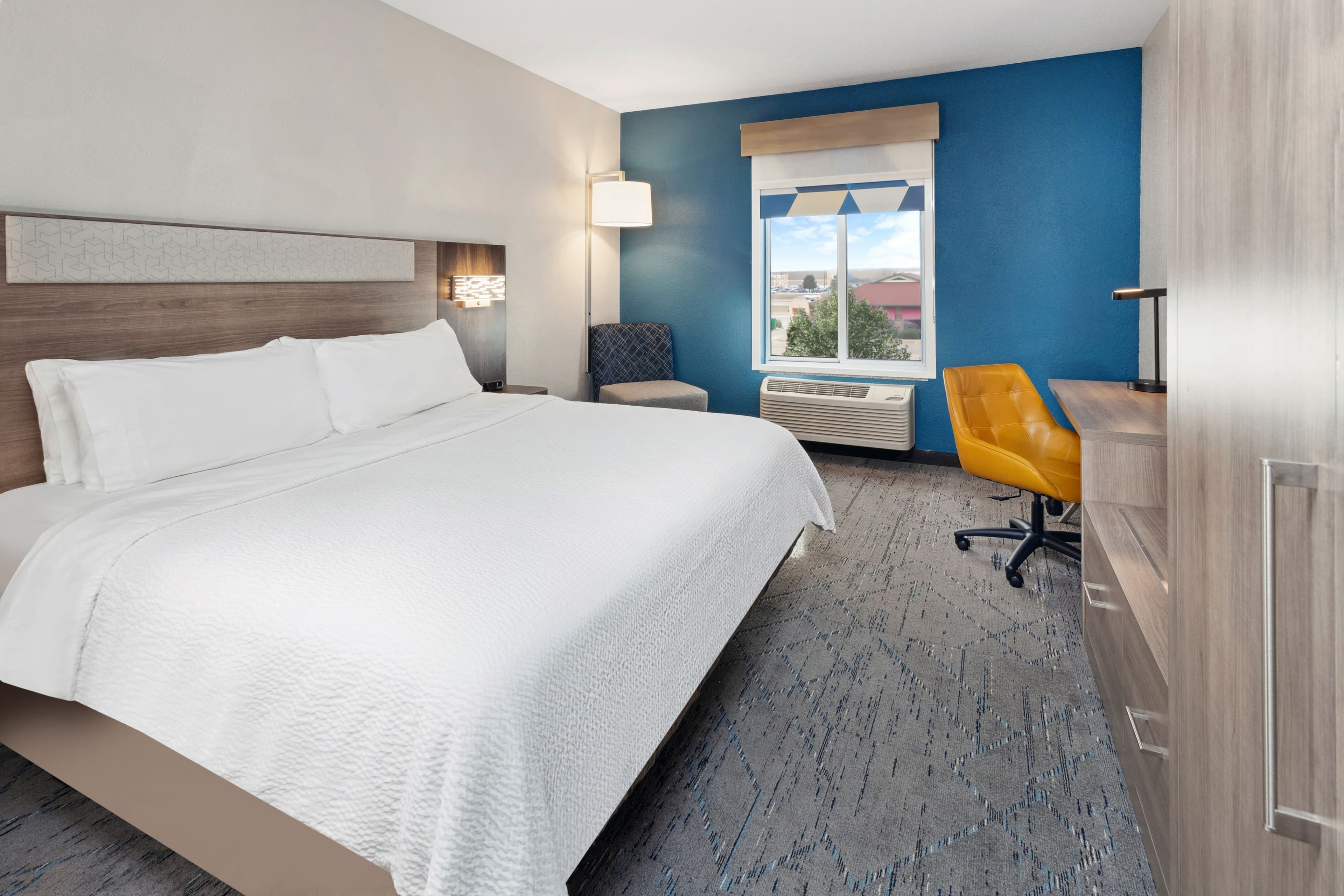 Holiday Inn Express & Suites Pekin (Peoria Area) — 6