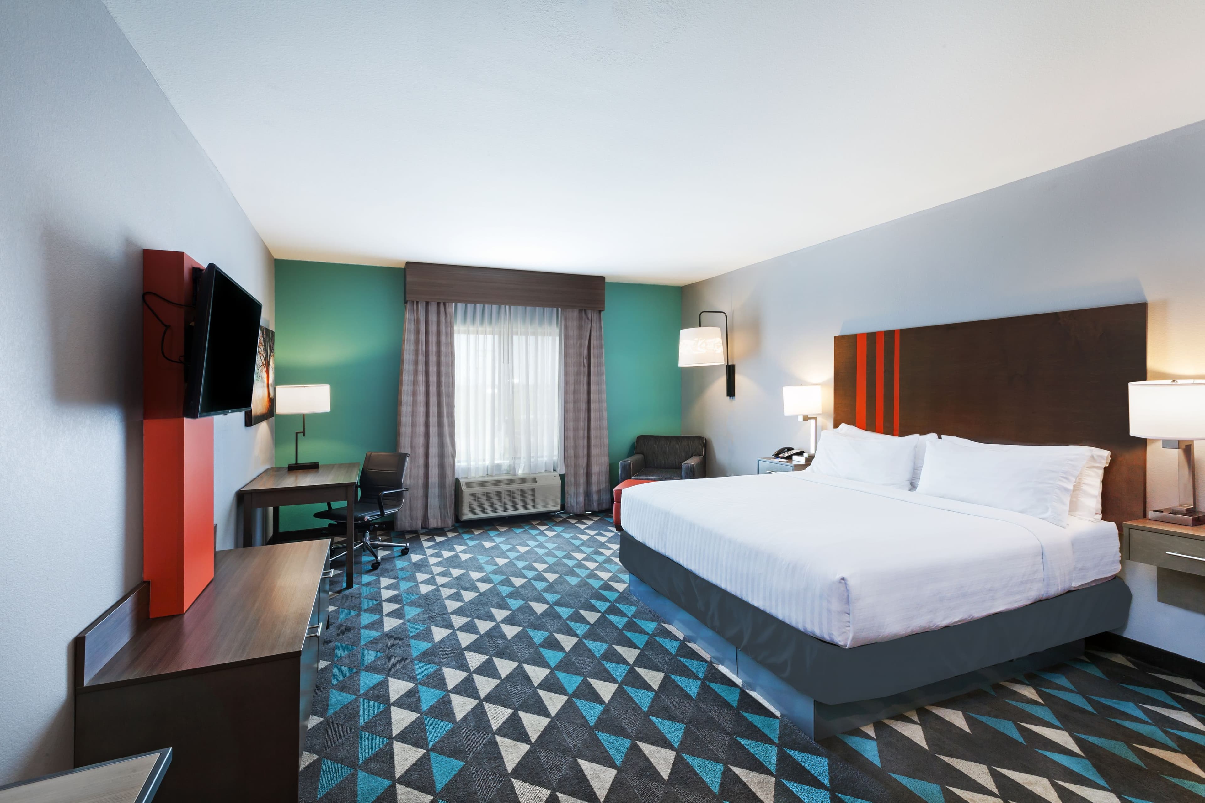 Holiday Inn Express & Suites Perryton - Image 4