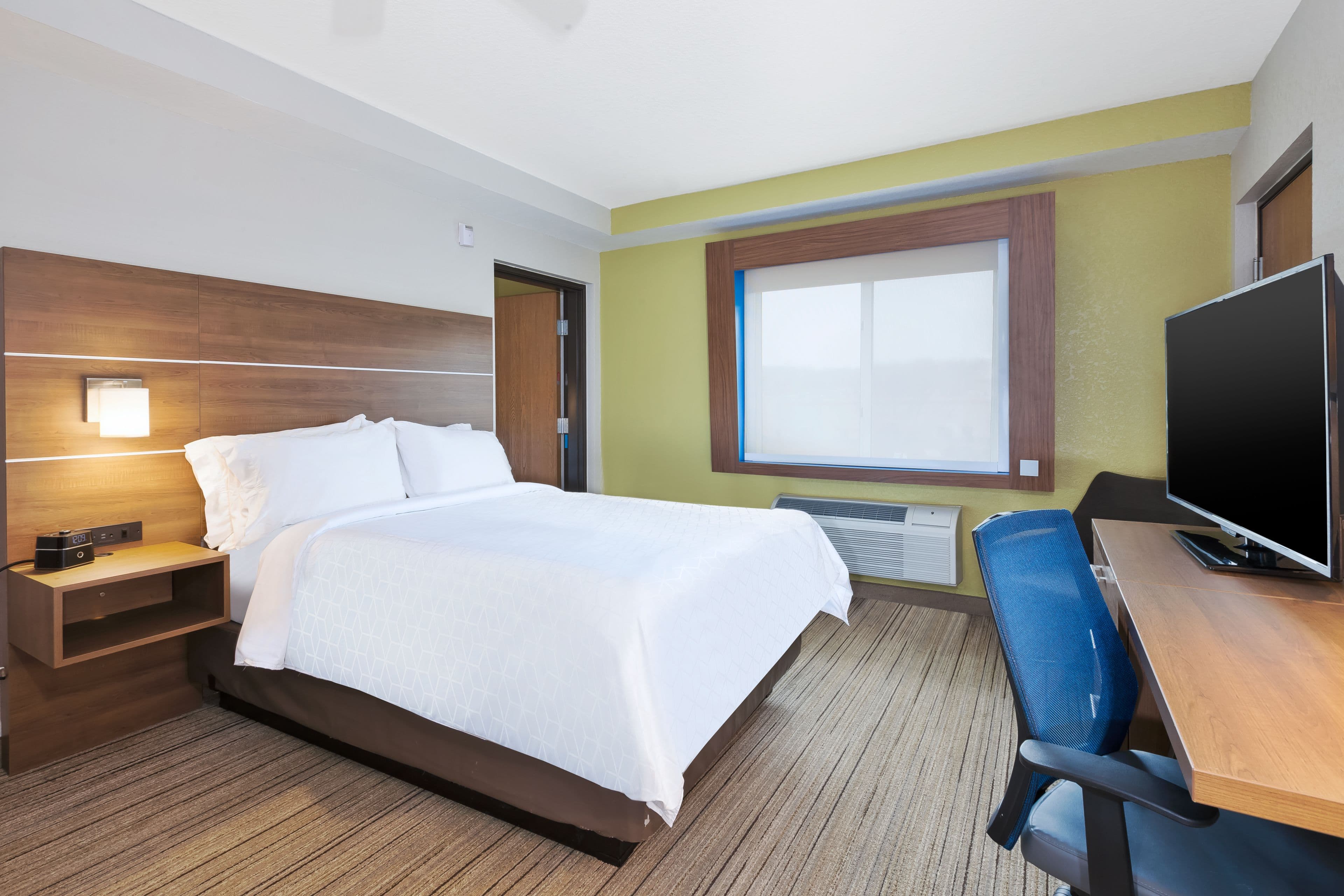 Holiday Inn Express & Suites Petoskey — 17