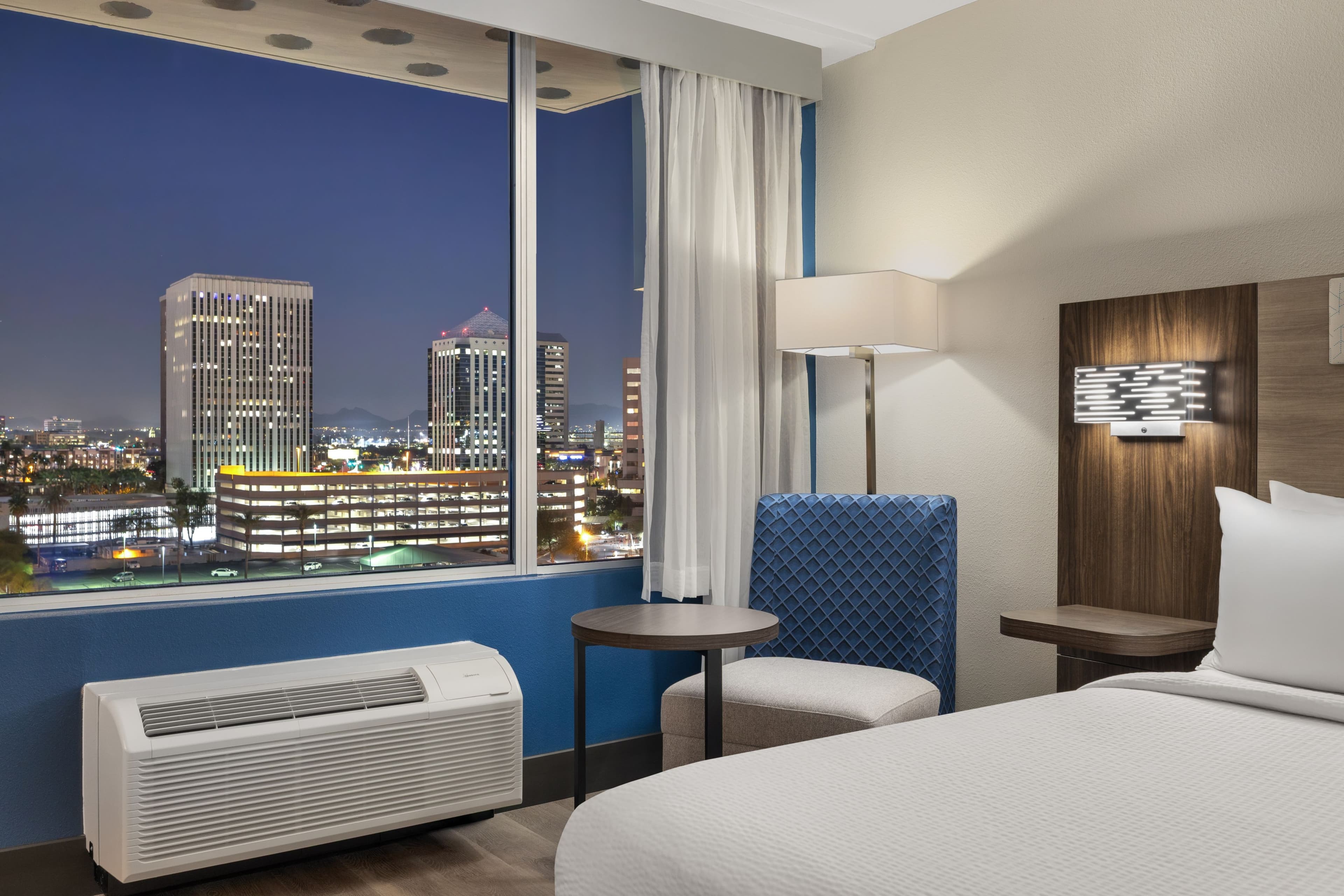Holiday Inn Express & Suites Phoenix - Midtown — 16