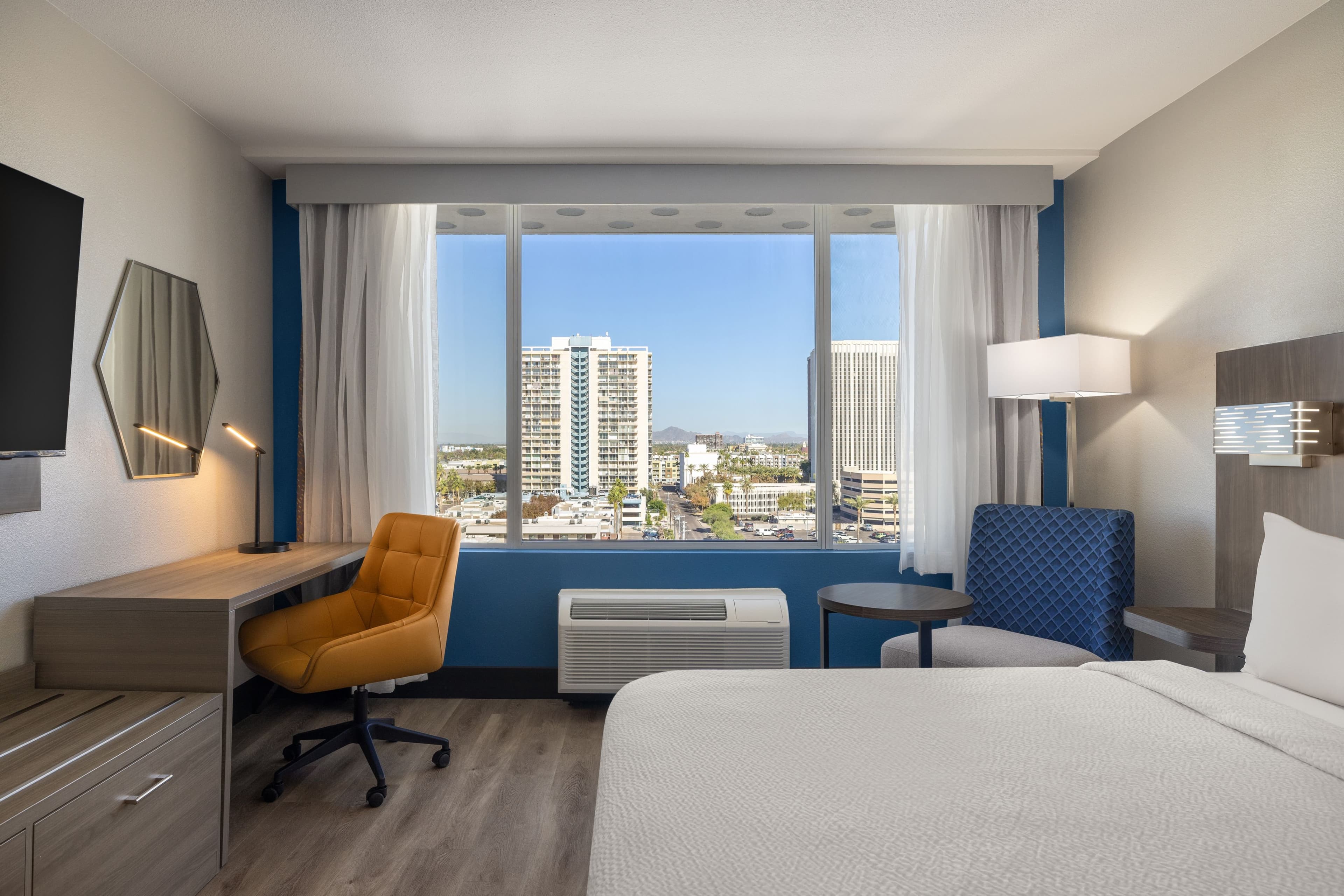 Holiday Inn Express & Suites Phoenix - Midtown — 18