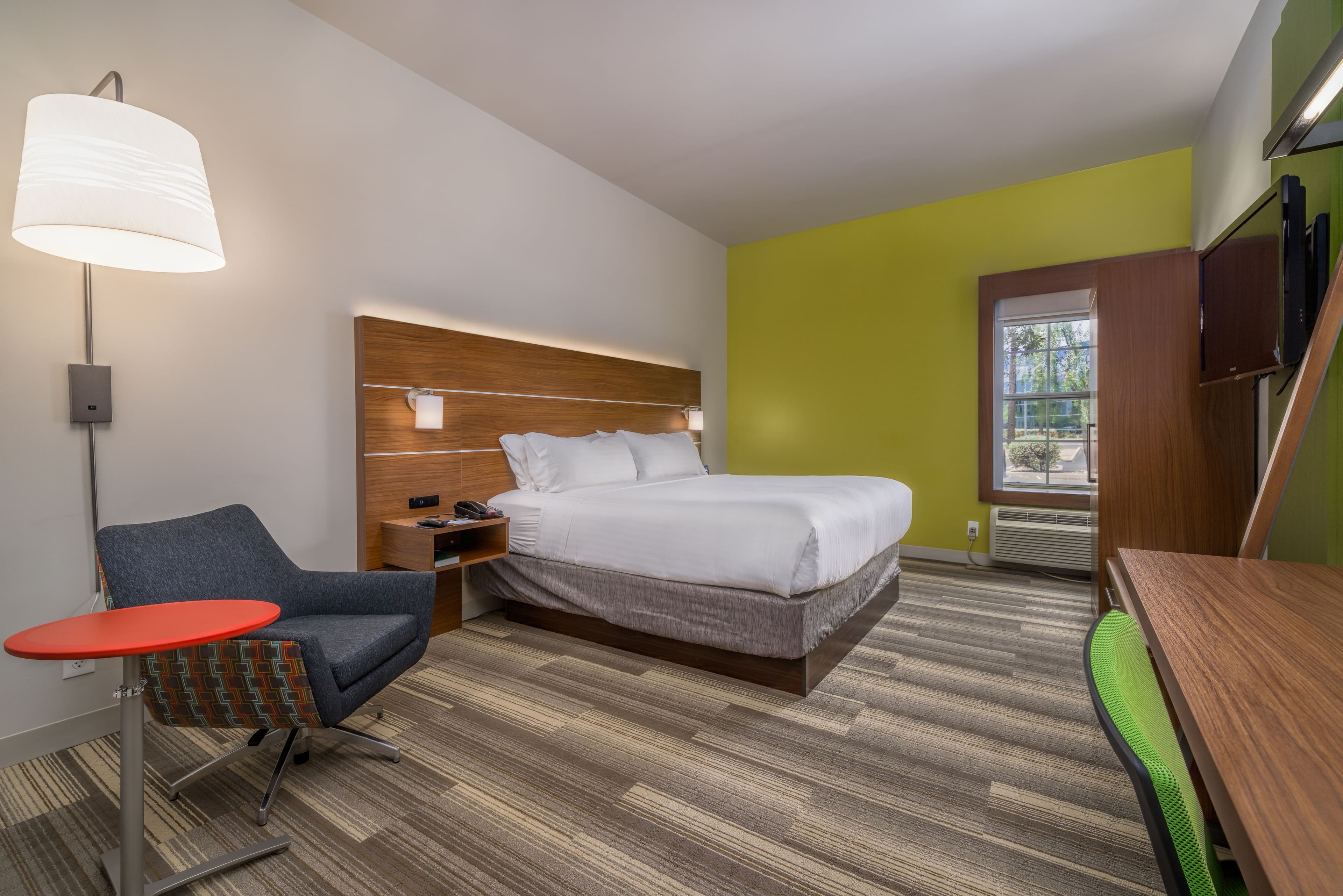 Holiday Inn Express & Suites Phoenix Airport — 11