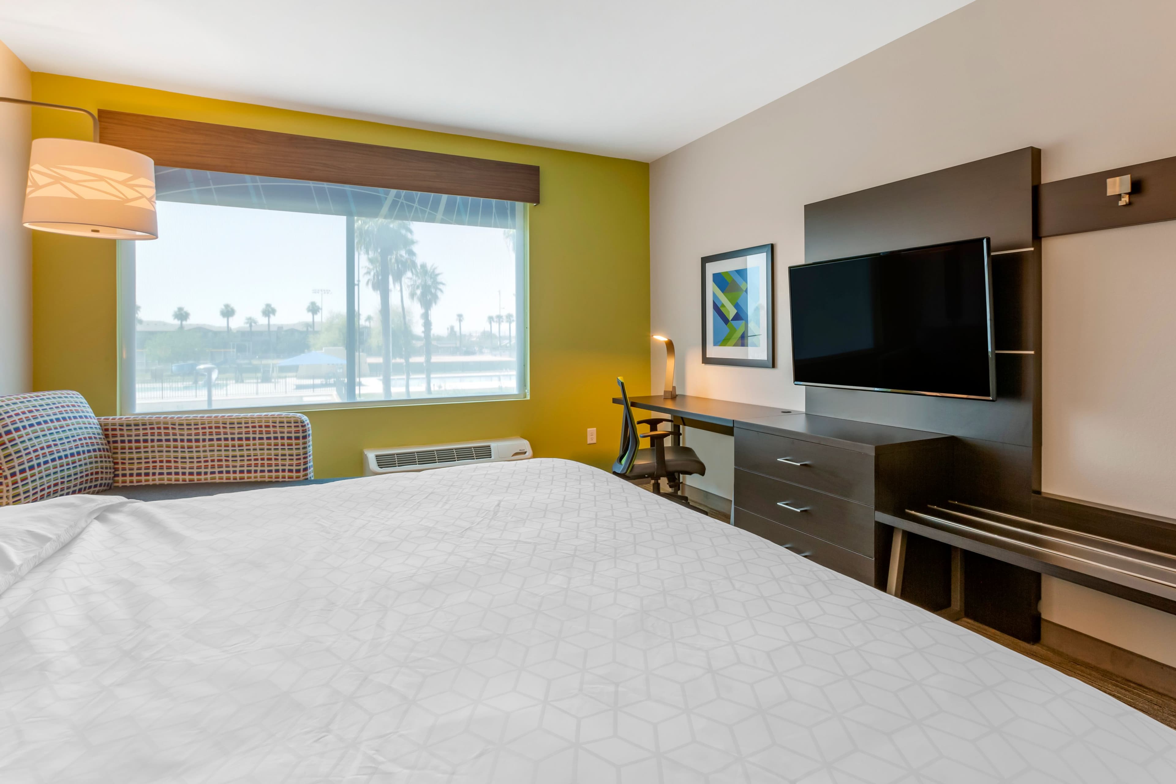 Holiday Inn Express & Suites Phoenix Dwtn - State Capitol - Image 4