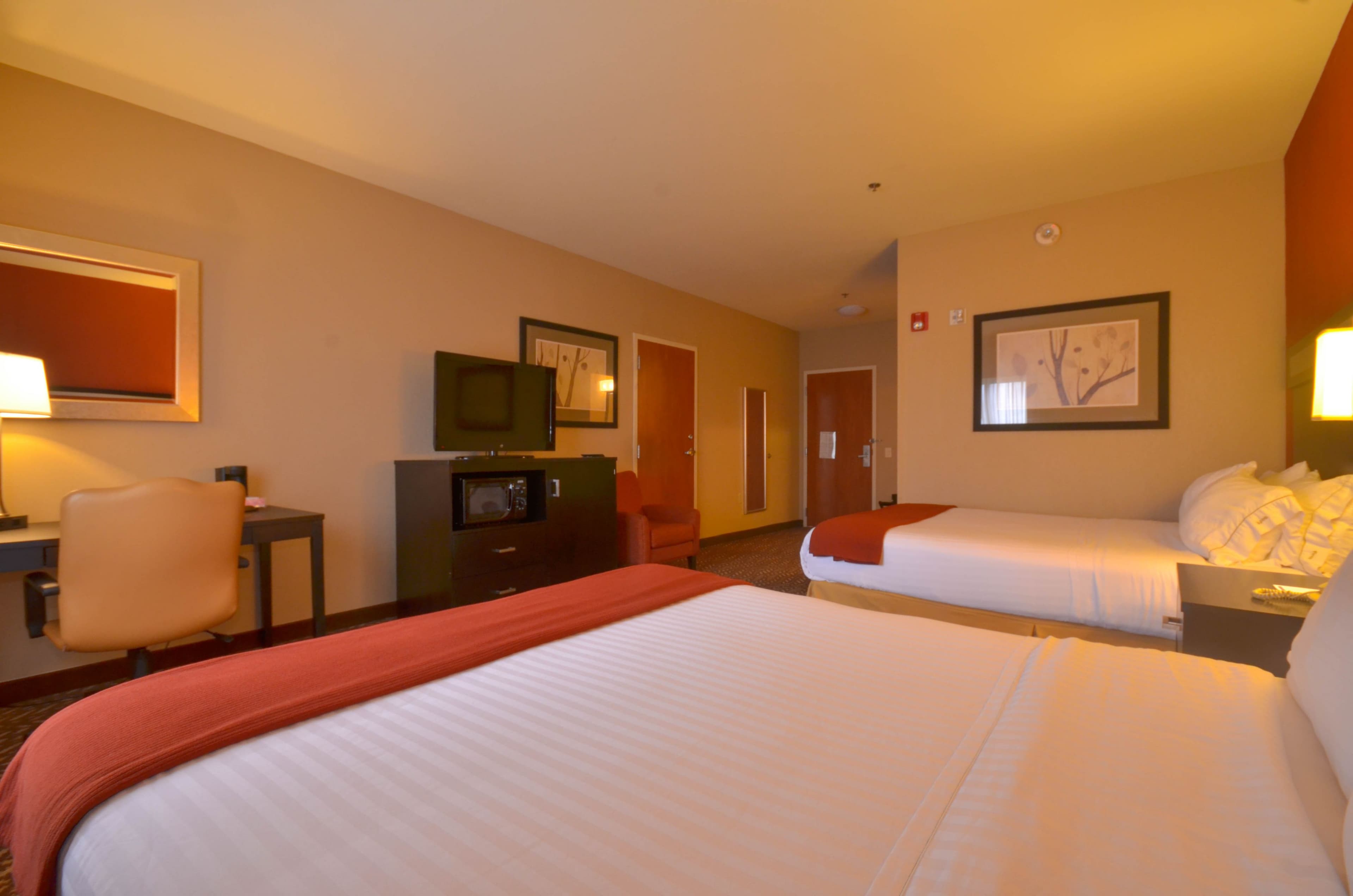 Holiday Inn Express & Suites Pine Bluff — 7