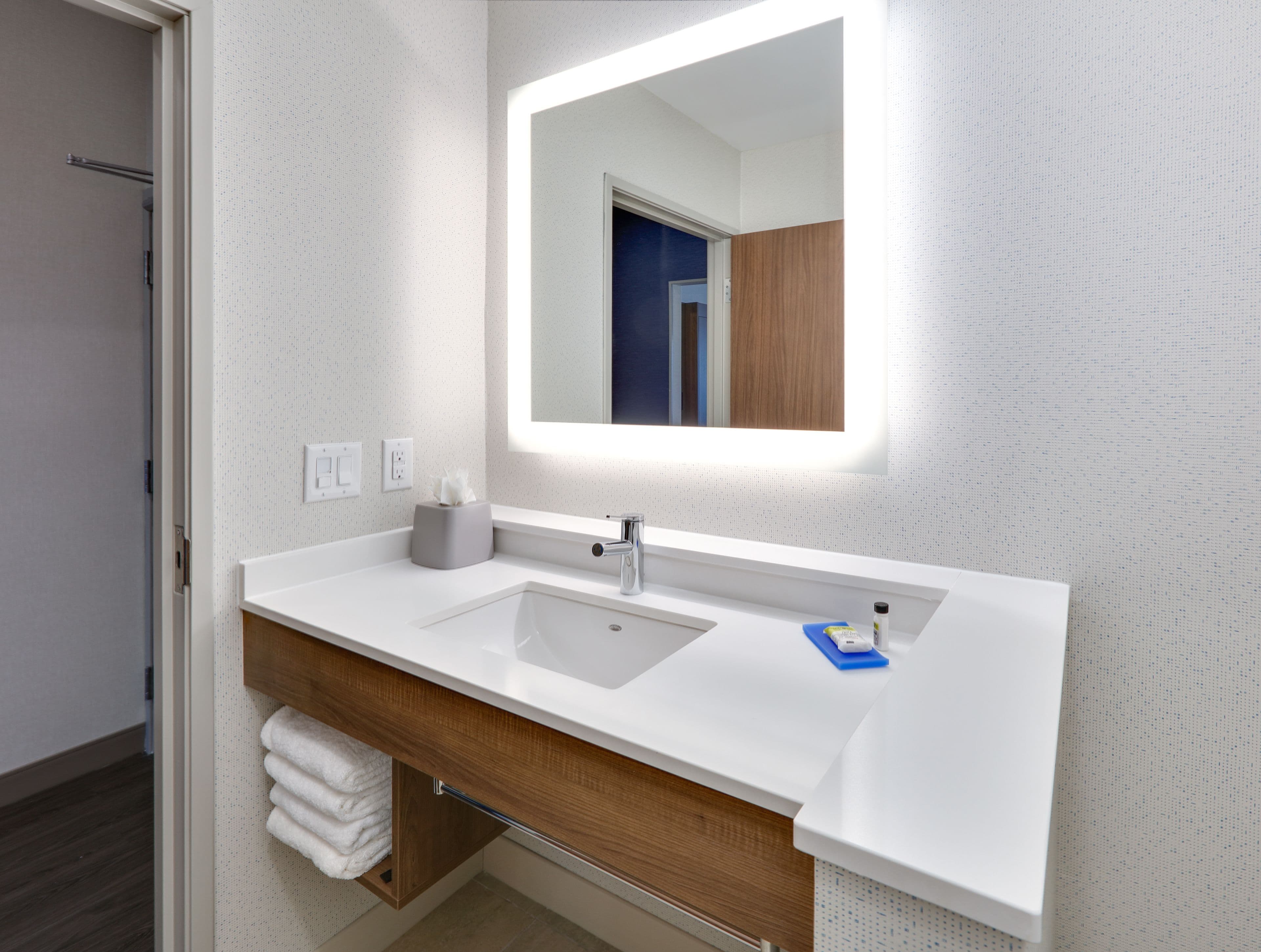 Holiday Inn Express & Suites Plano East - Richardson — 6