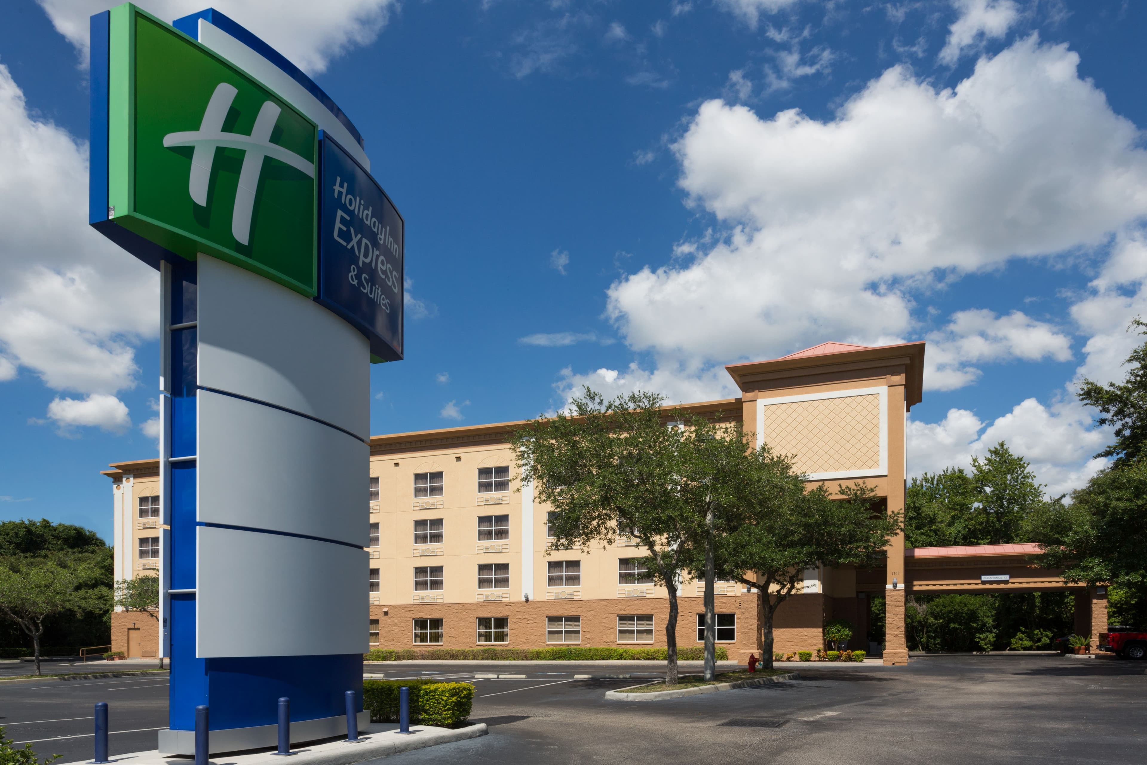Holiday Inn Express & Suites Plant City - Image 1