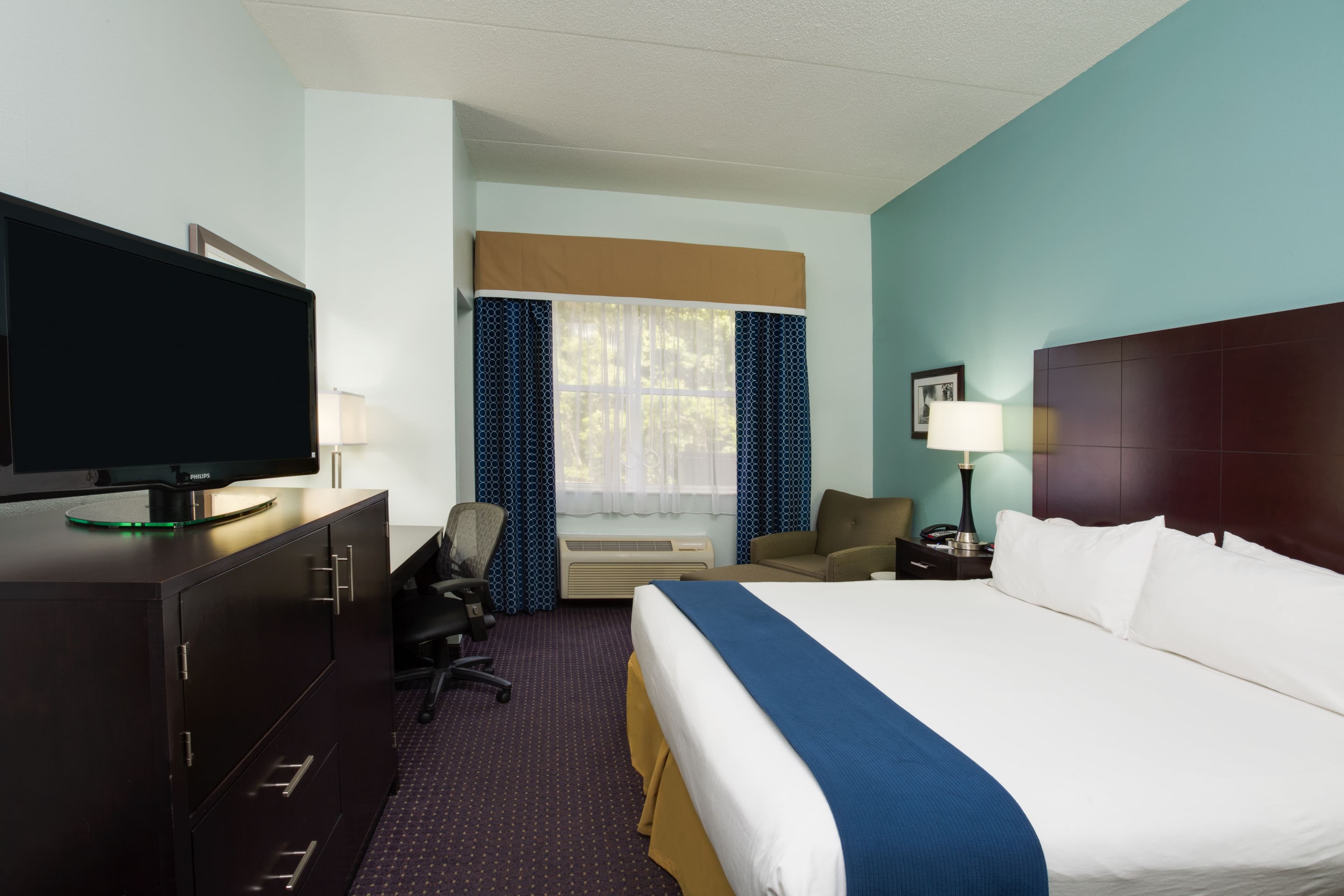 Holiday Inn Express & Suites Plant City - Image 4