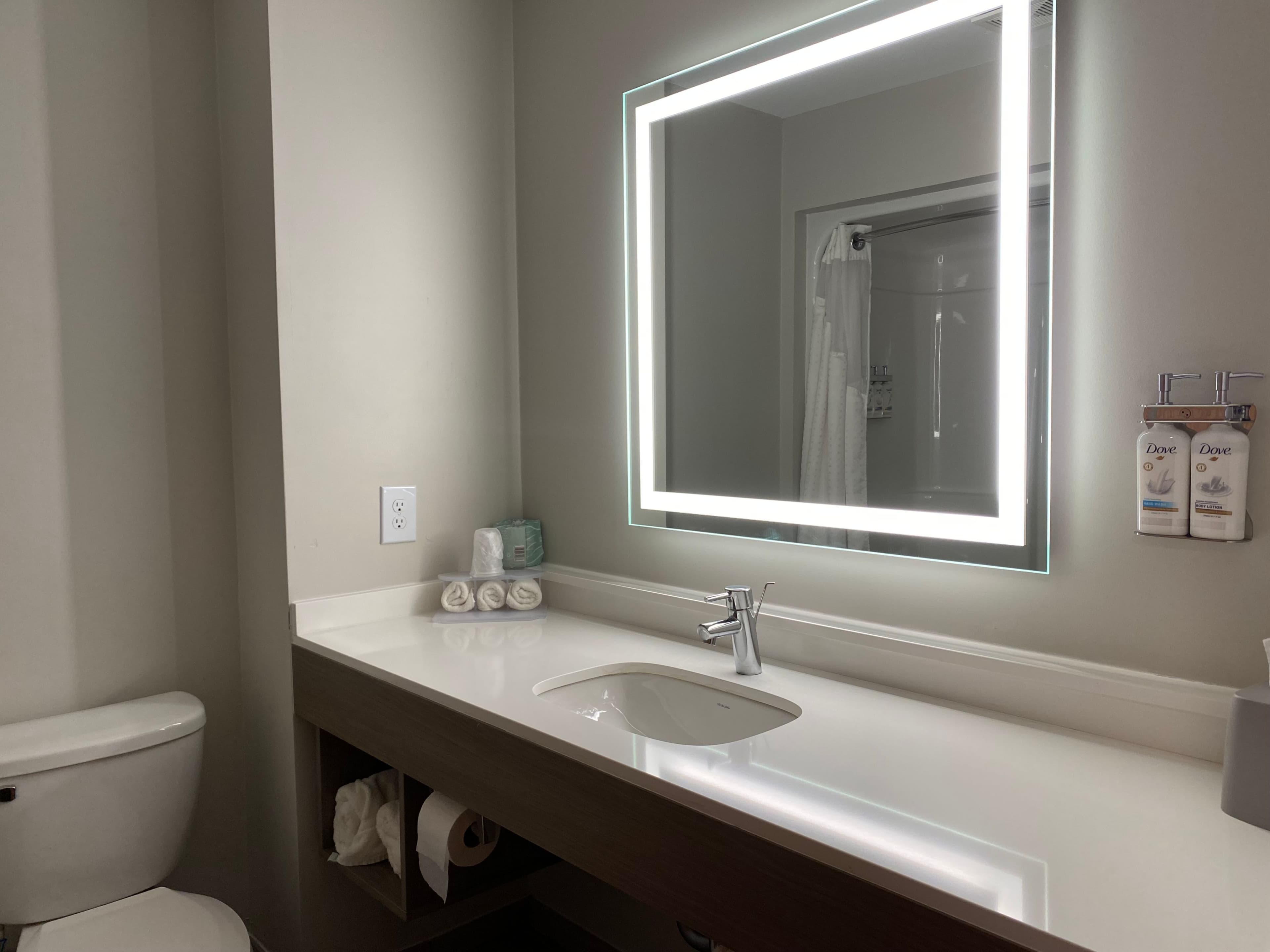 Holiday Inn Express & Suites Plymouth - Image 4