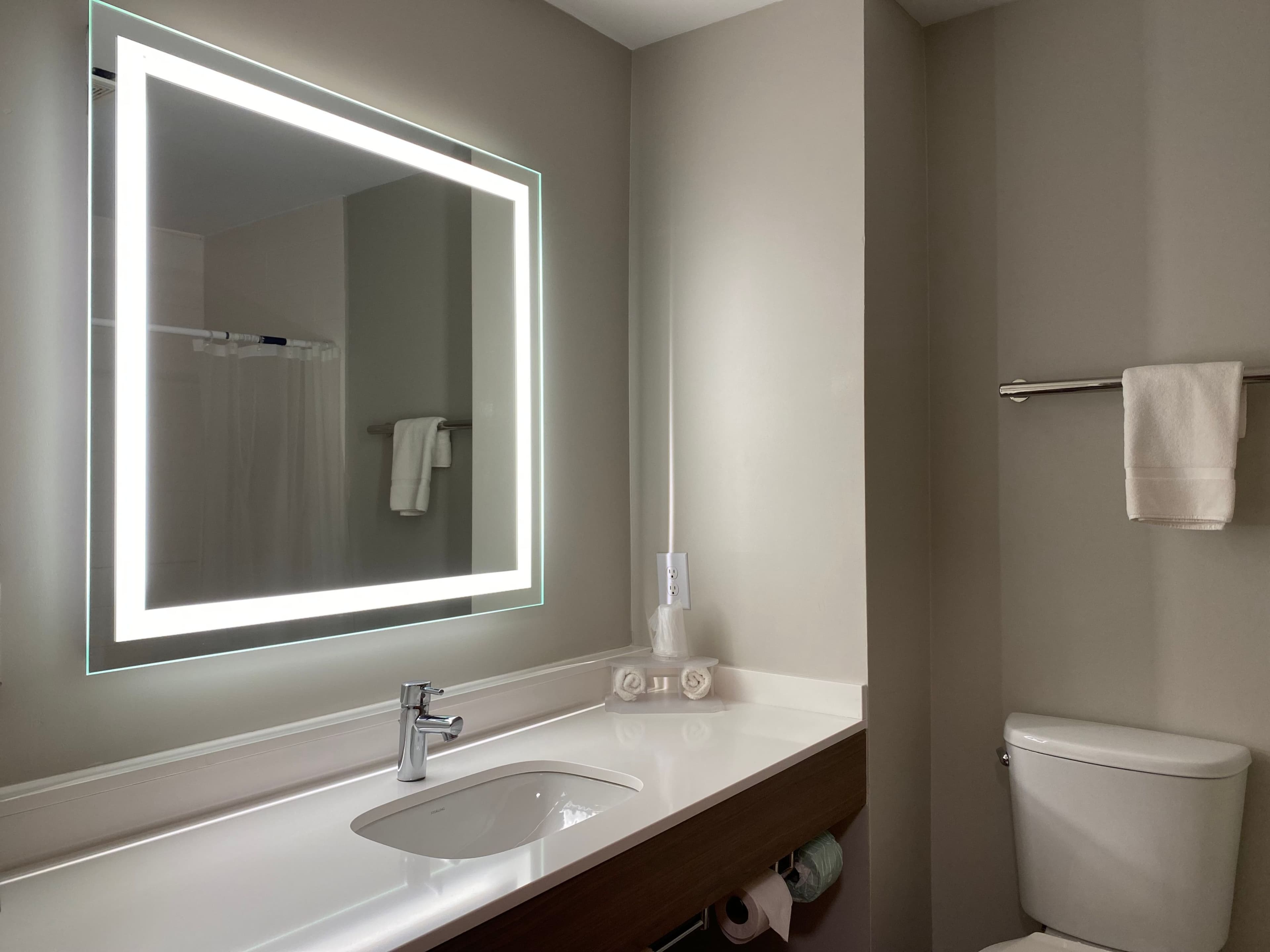 Holiday Inn Express & Suites Plymouth - Image 3