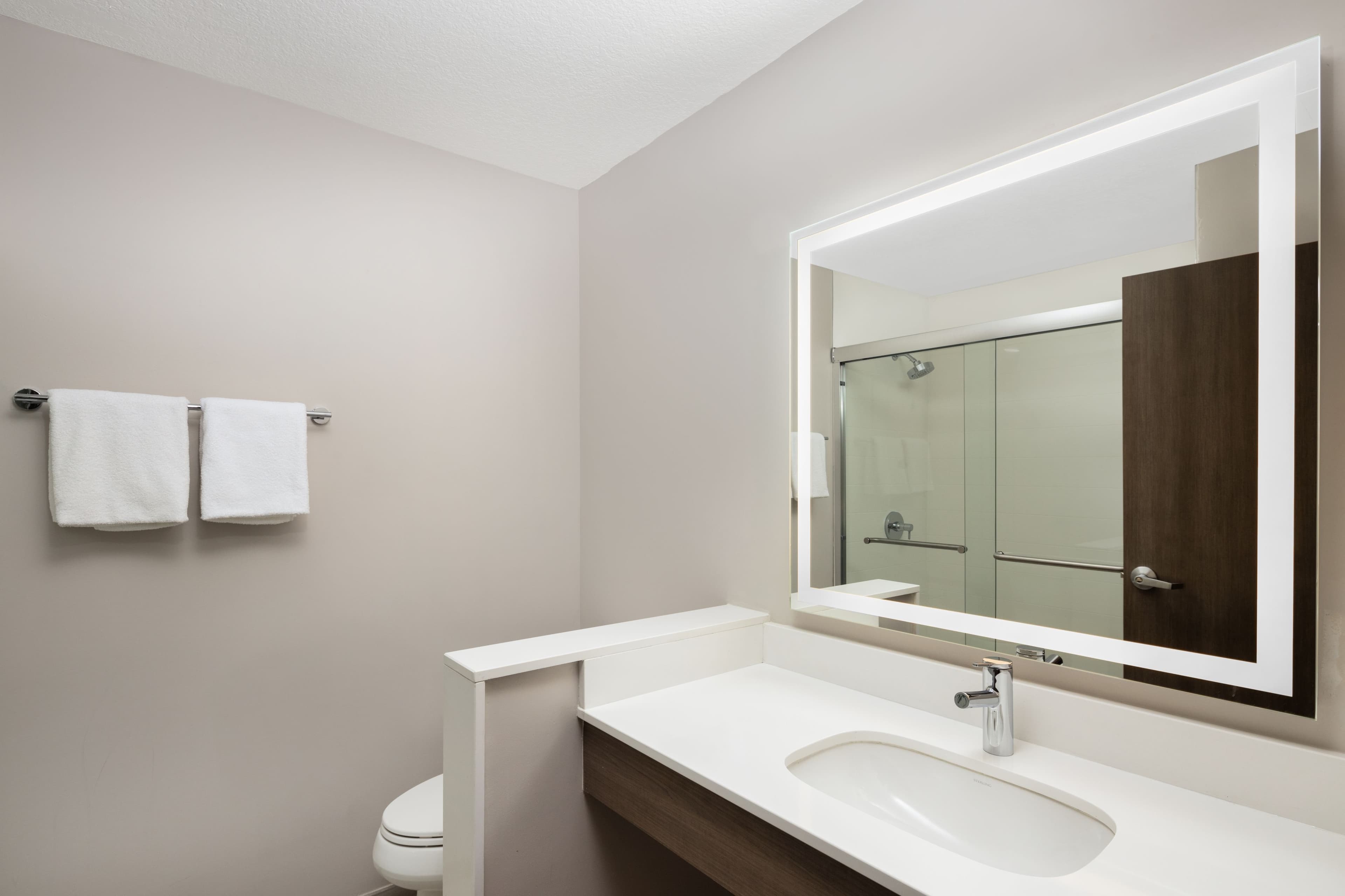 Holiday Inn Express & Suites Portland-Jantzen Beach - Image 5