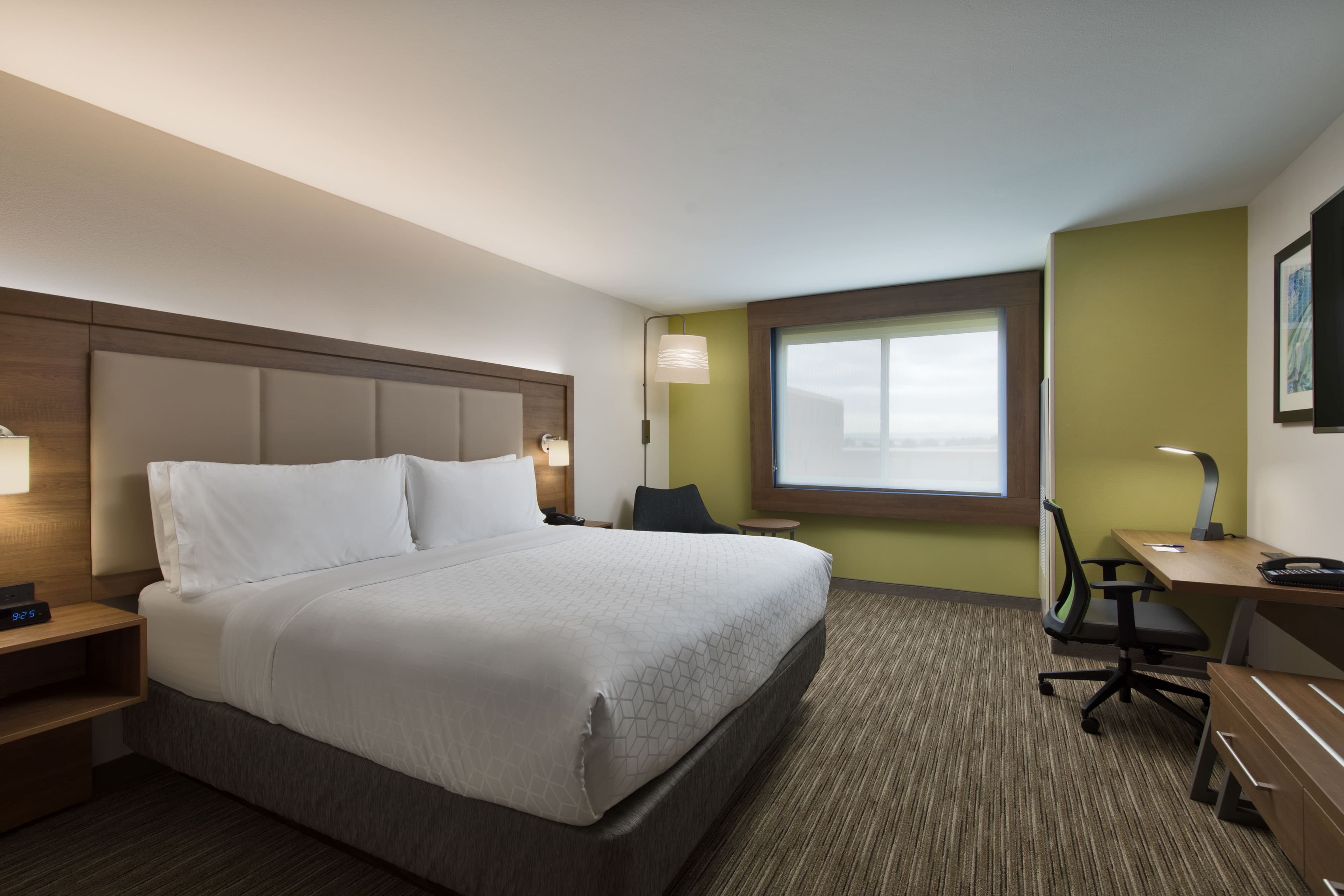 Holiday Inn Express & Suites Portland Airport - Image 3
