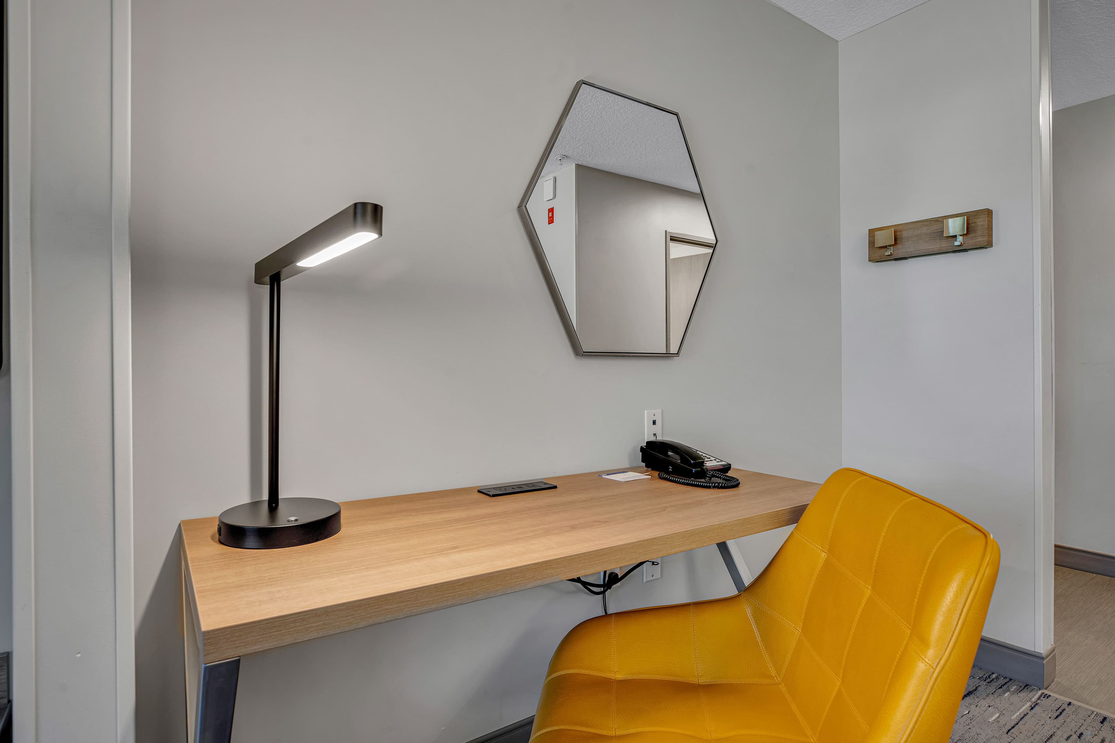 Holiday Inn Express & Suites Portland-Jantzen Beach - Image 2