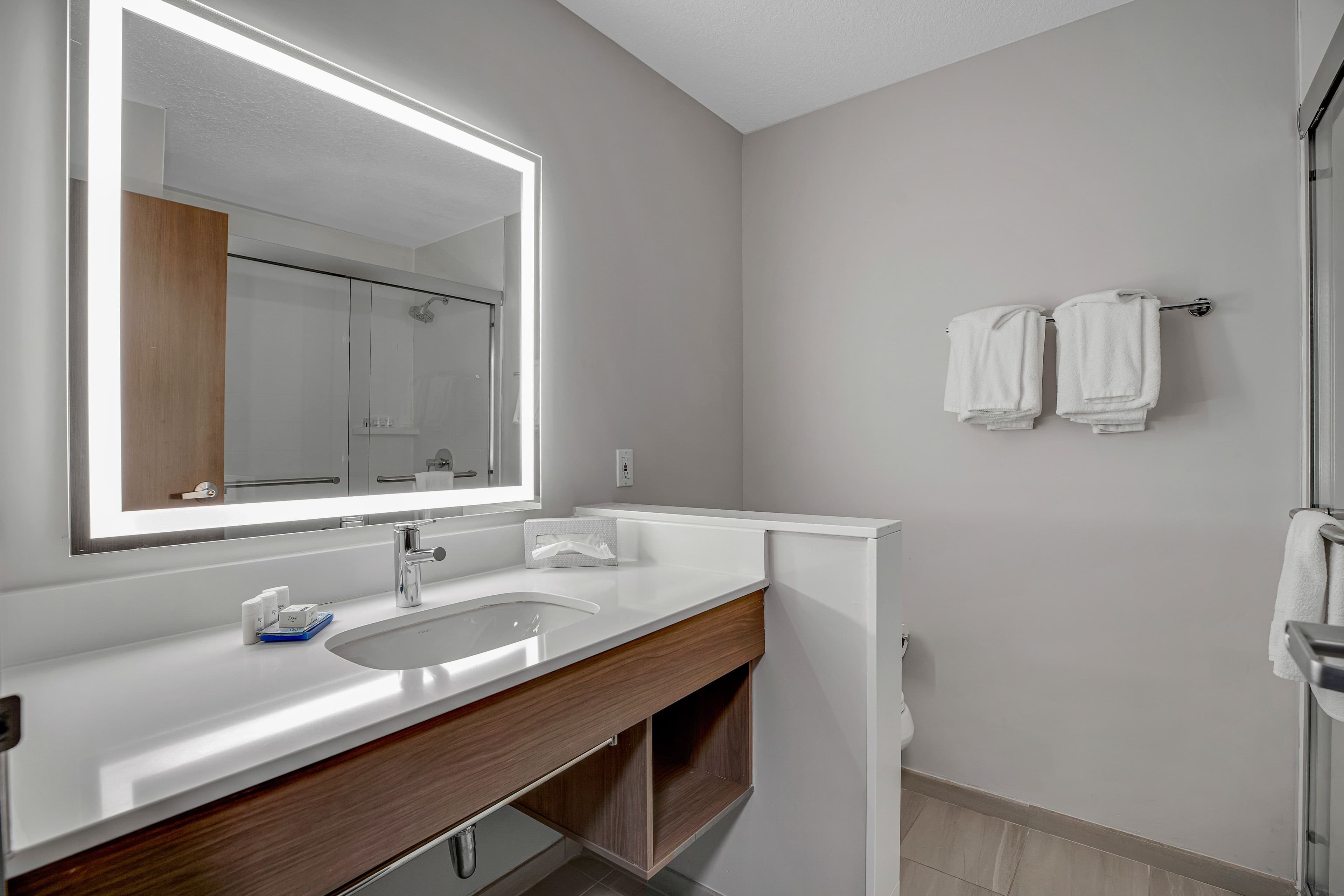 Holiday Inn Express & Suites Portland-Jantzen Beach — 54