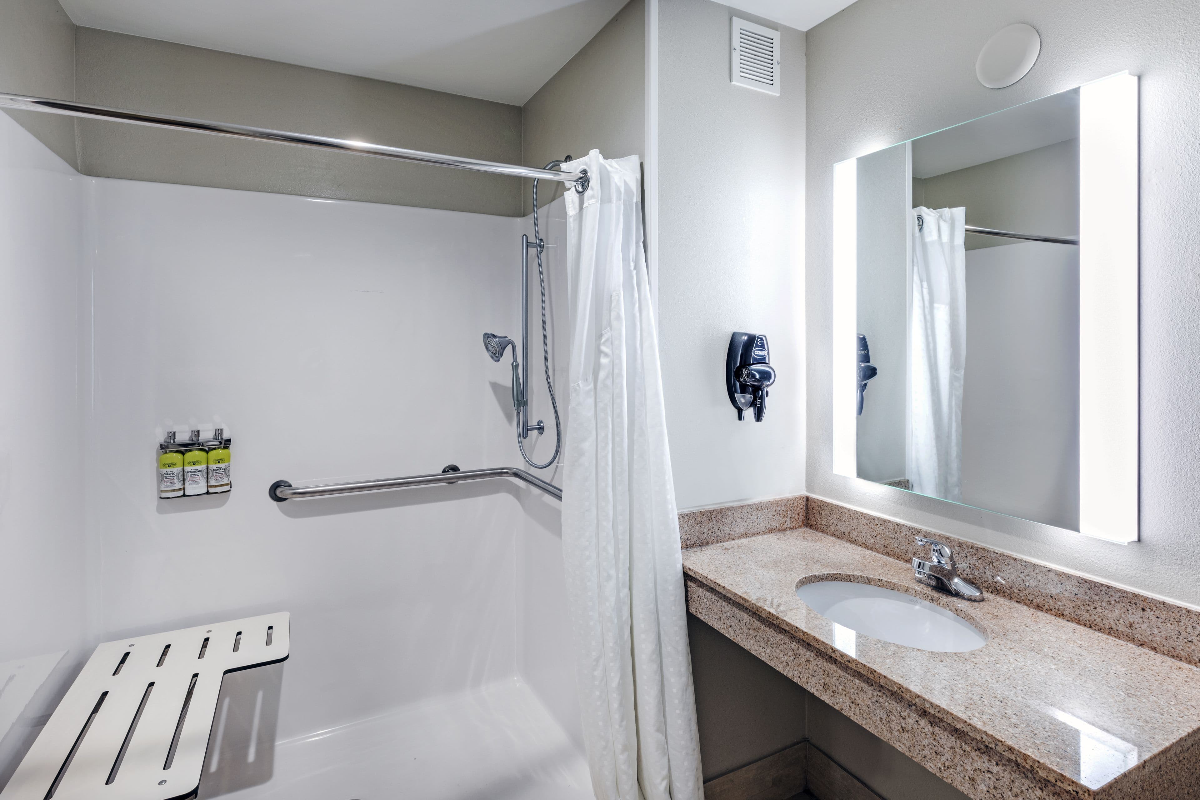 Holiday Inn Express & Suites Pryor — 9