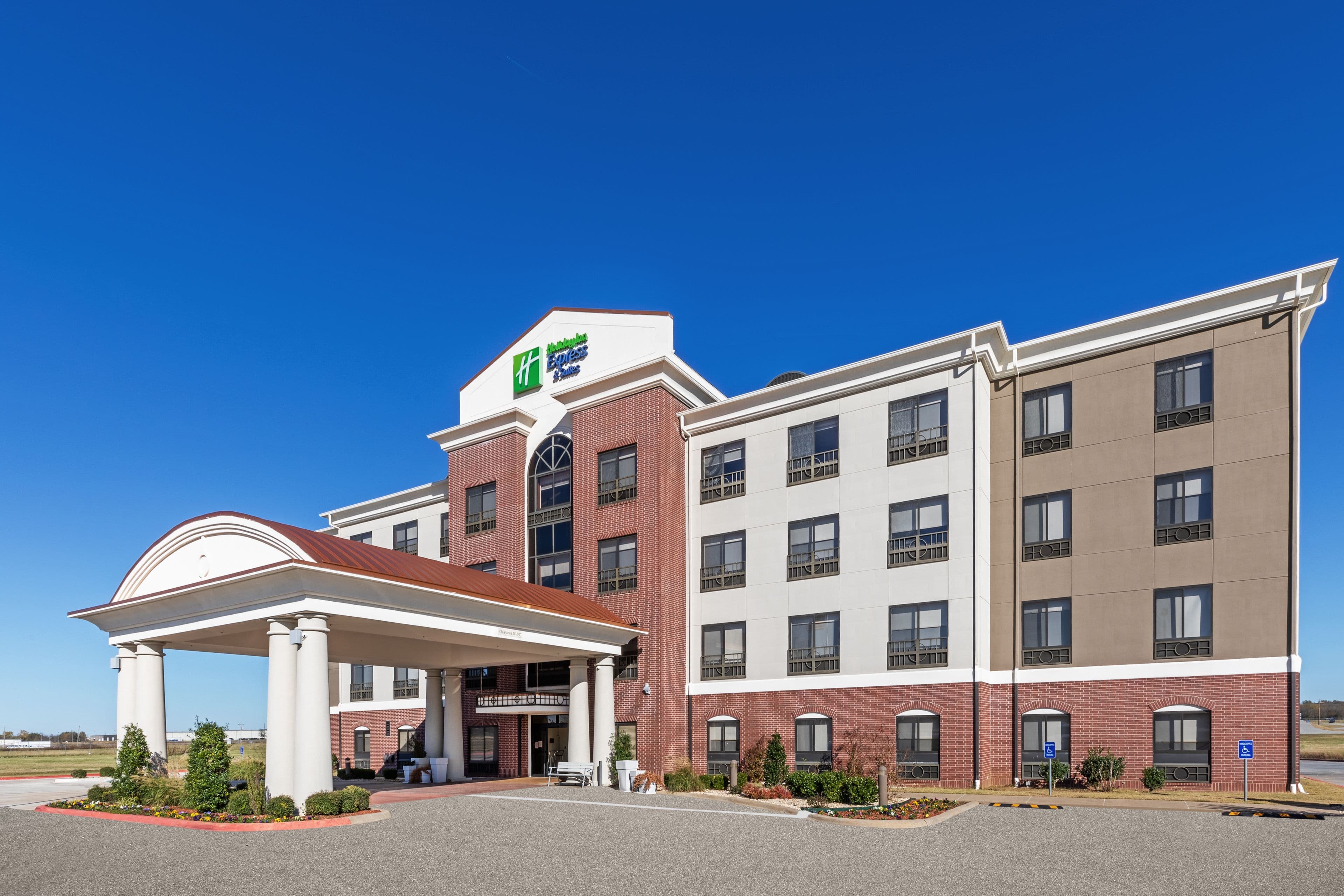 Holiday Inn Express & Suites Pryor - Image 1
