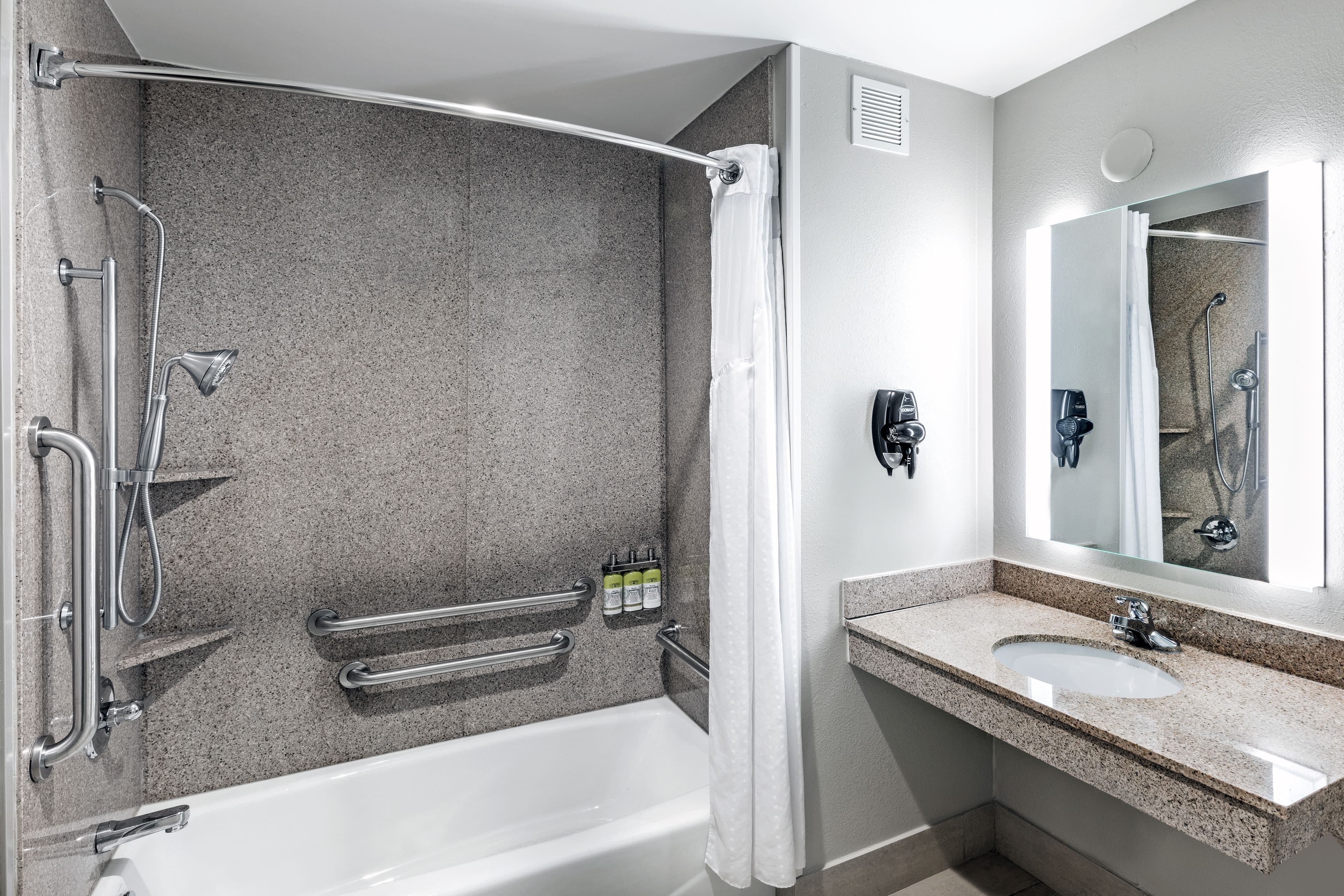 Holiday Inn Express & Suites Pryor - Image 4