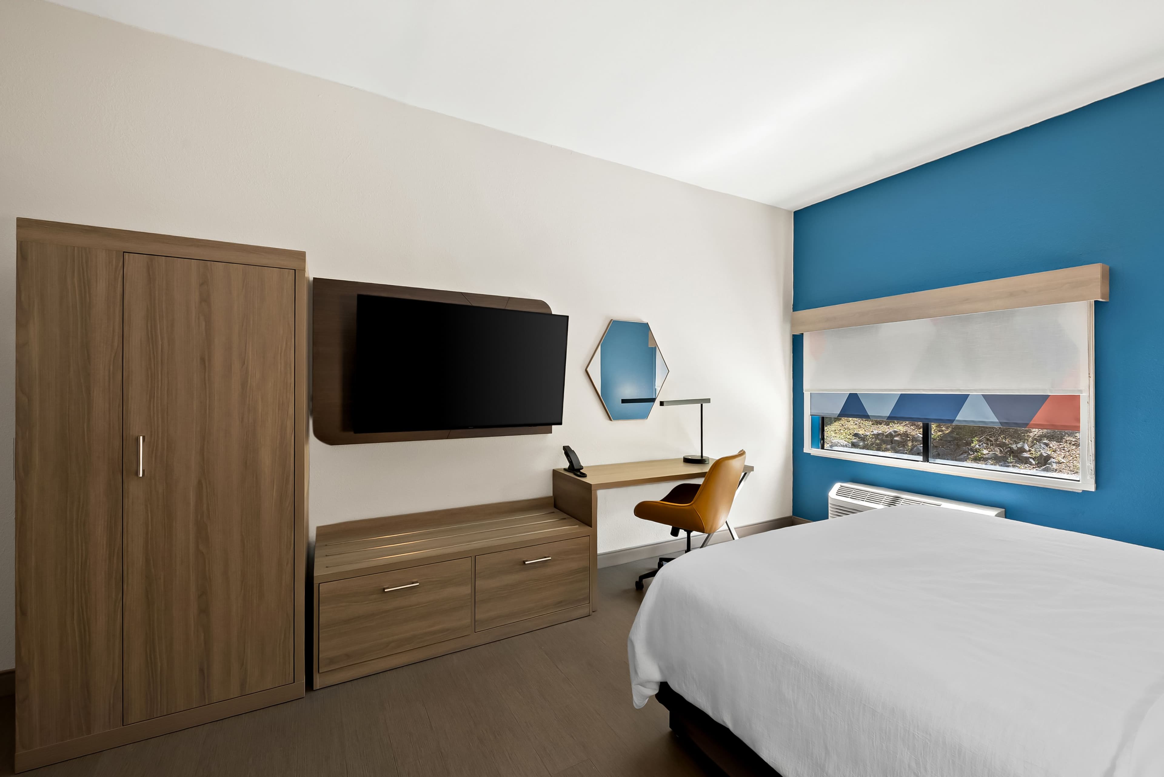 Holiday Inn Express & Suites Raleigh NE - Medical Ctr Area — 8