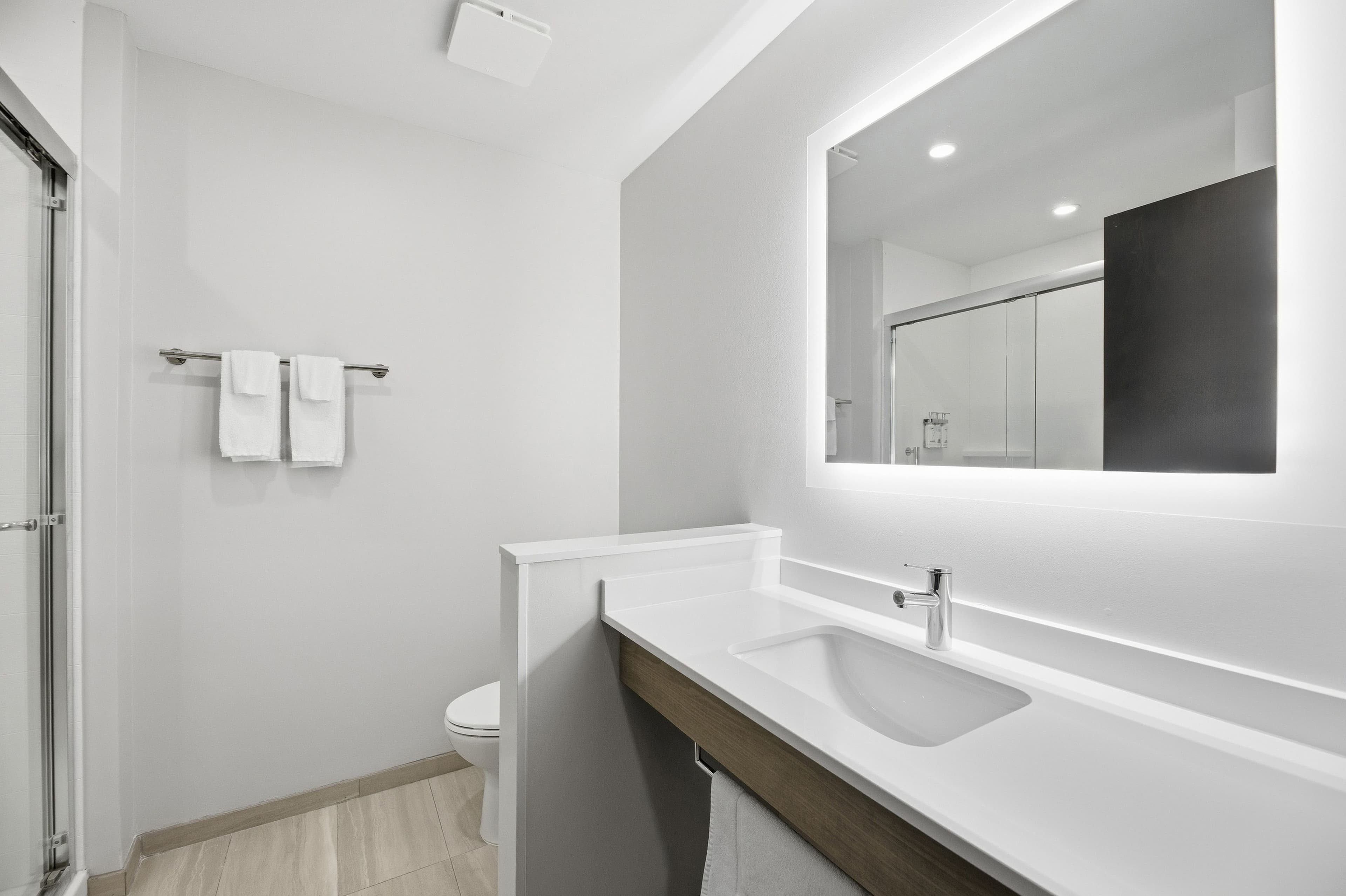 Holiday Inn Express & Suites Raleigh West - Lenovo Center — 7