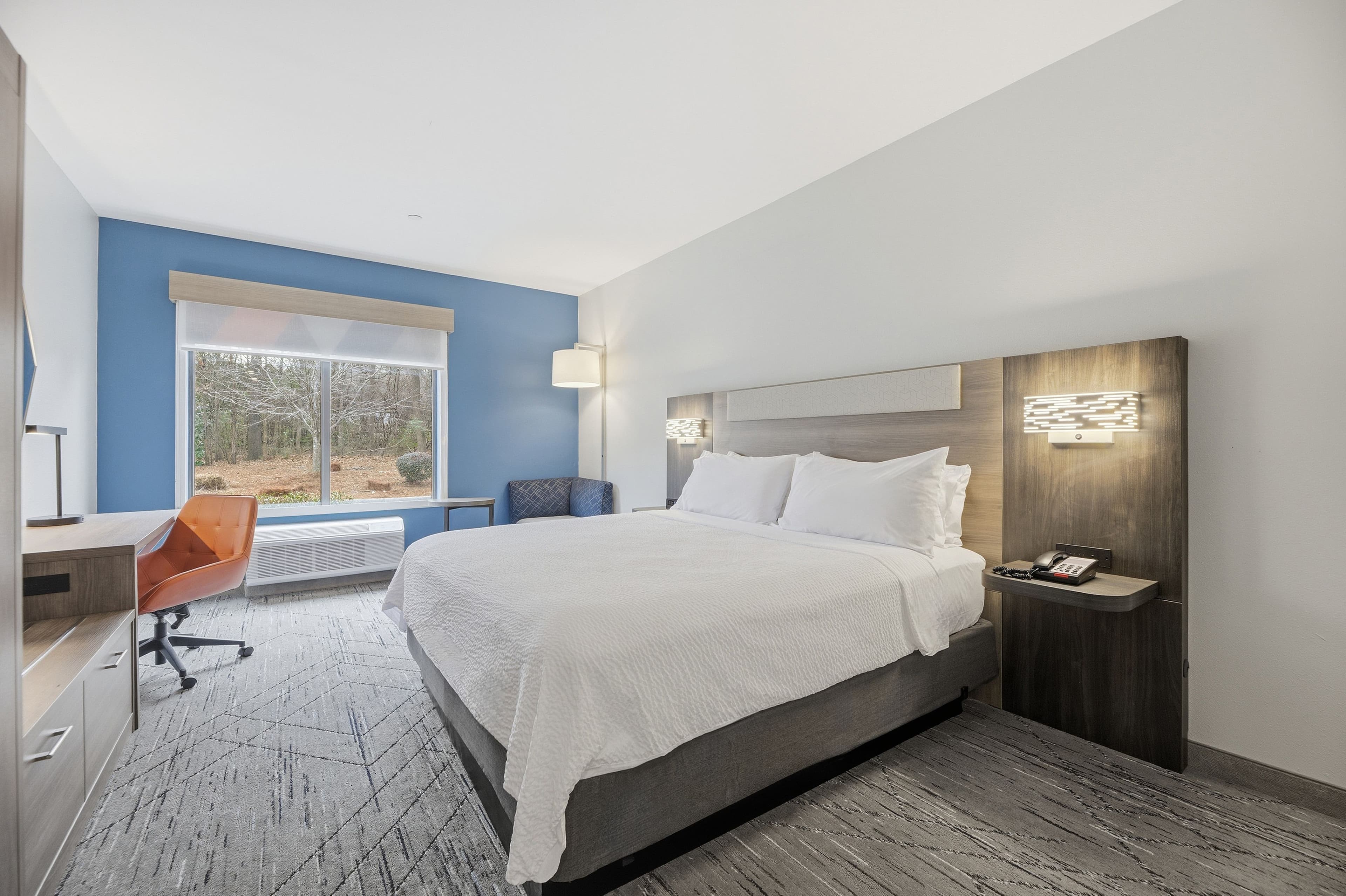 Holiday Inn Express & Suites Raleigh West - Lenovo Center — 8