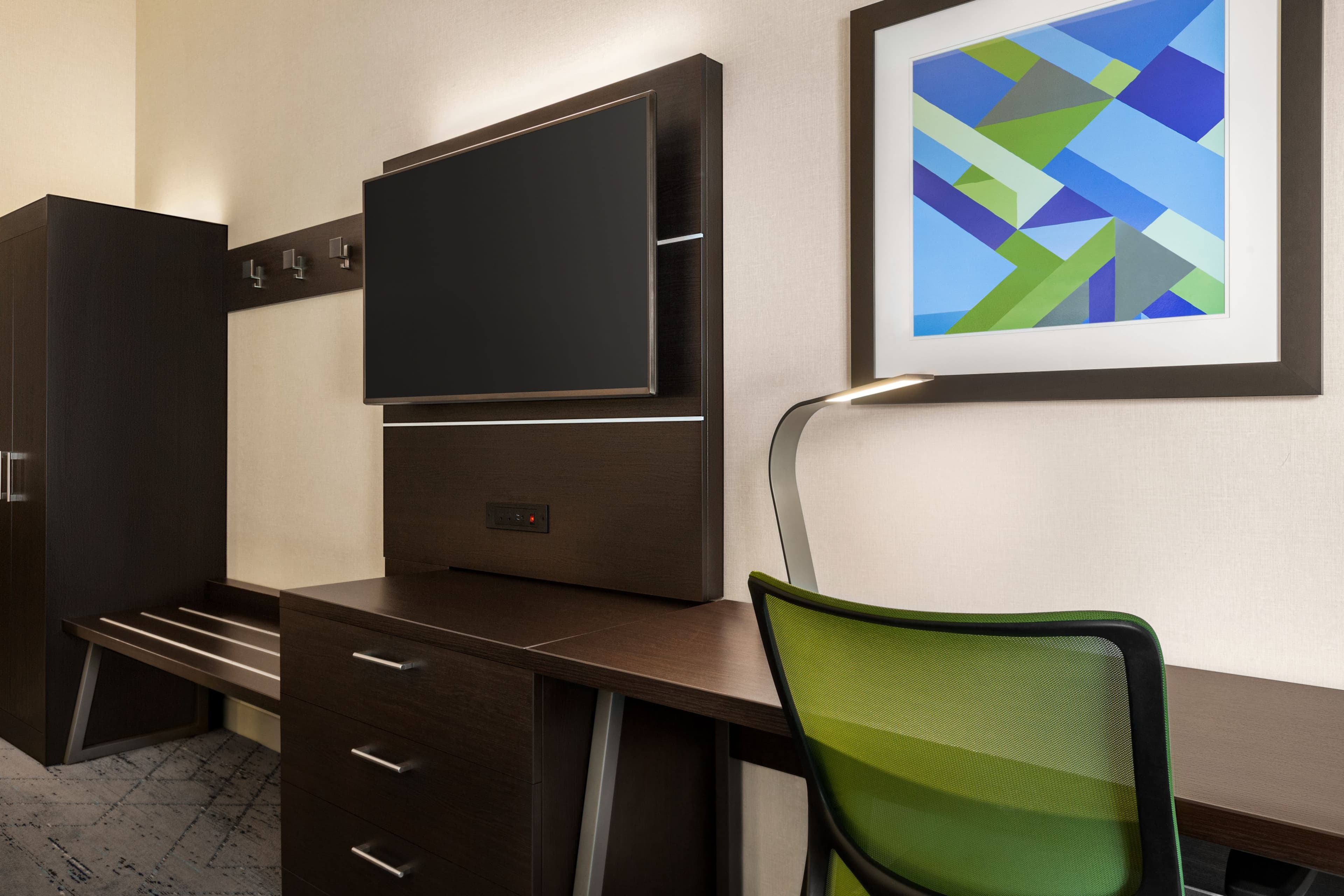 Holiday Inn Express & Suites Redding - Image 4