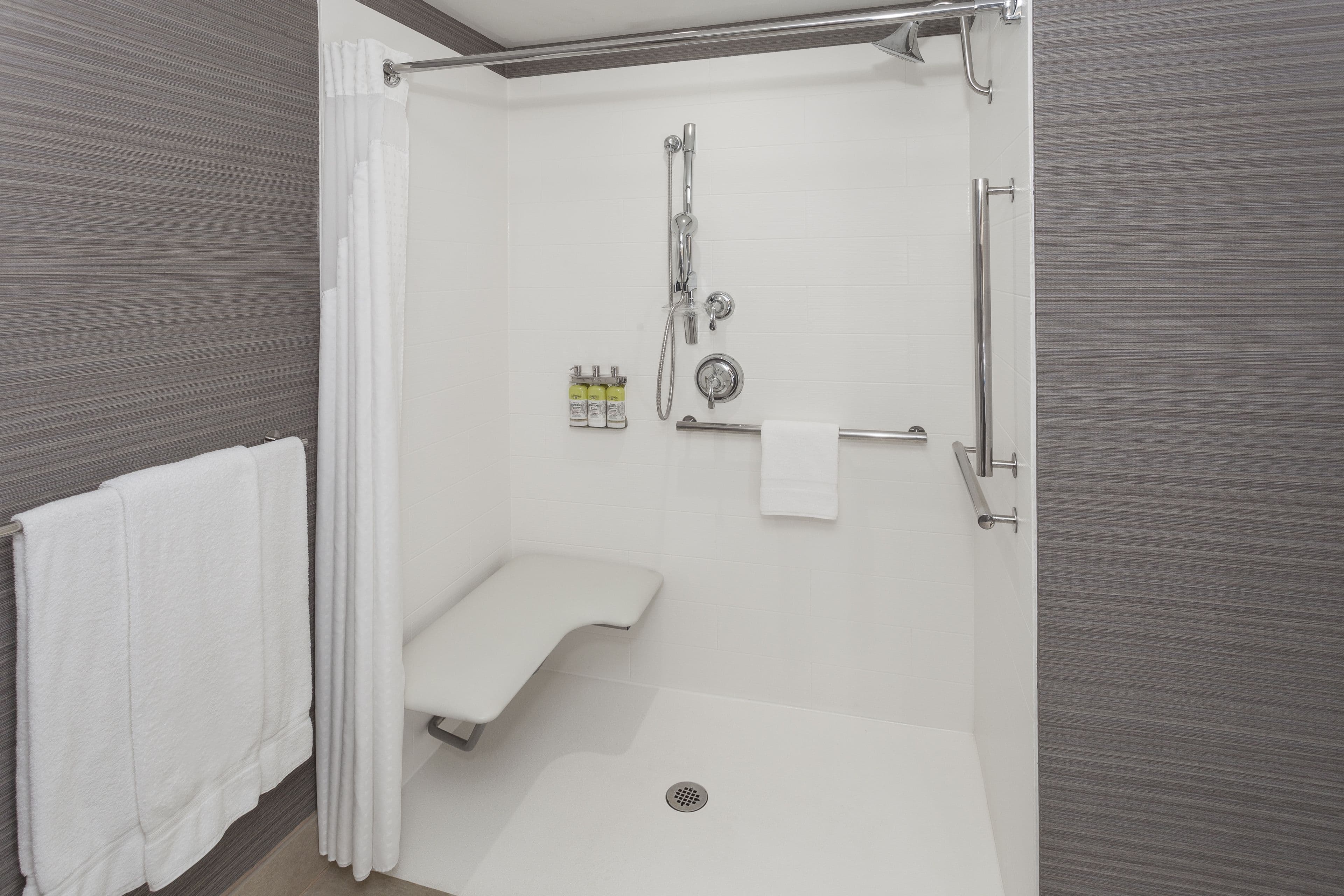 Holiday Inn Express & Suites Riverhead - Long Island — 4
