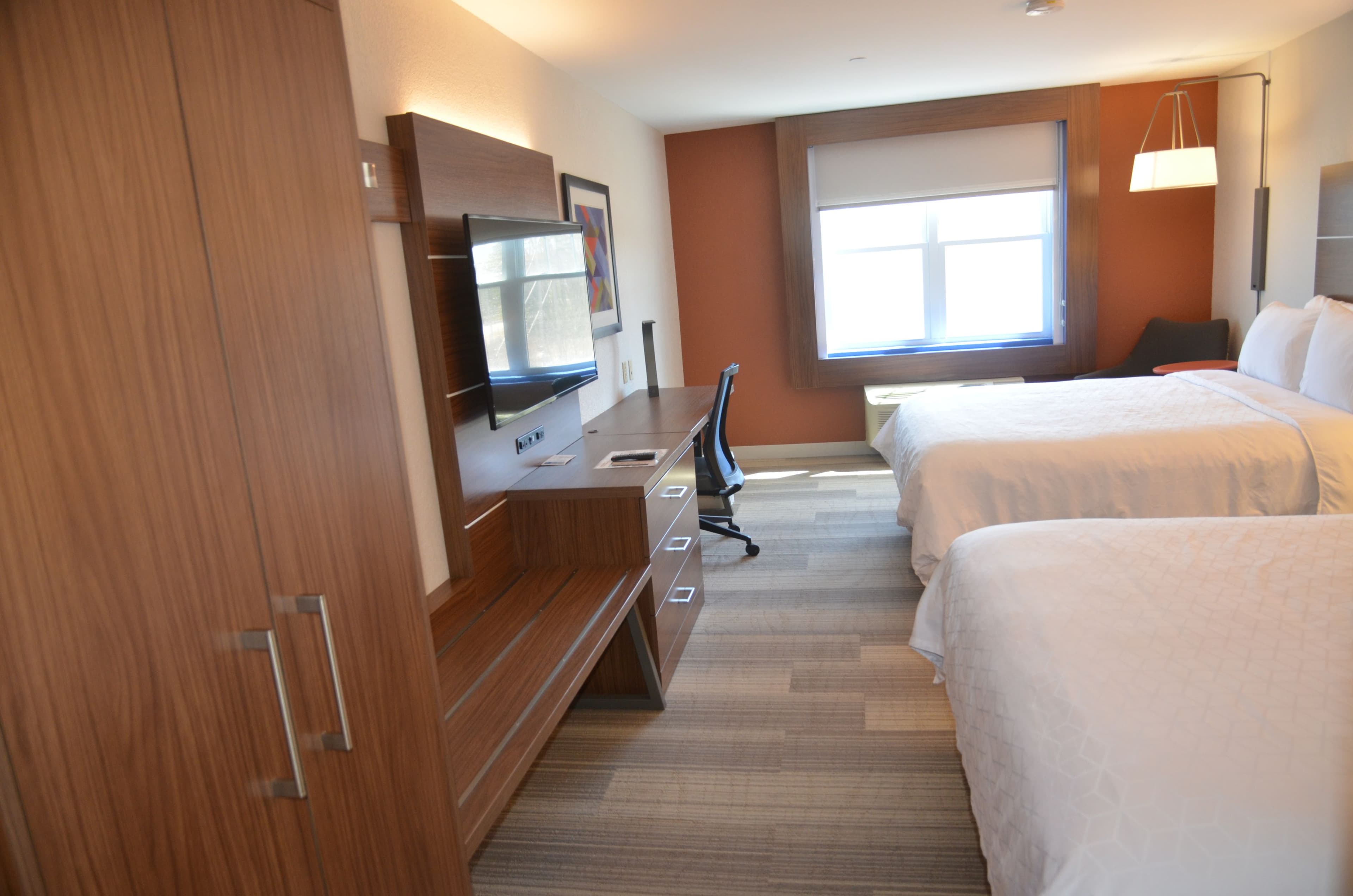 Holiday Inn Express & Suites Rochester — 6