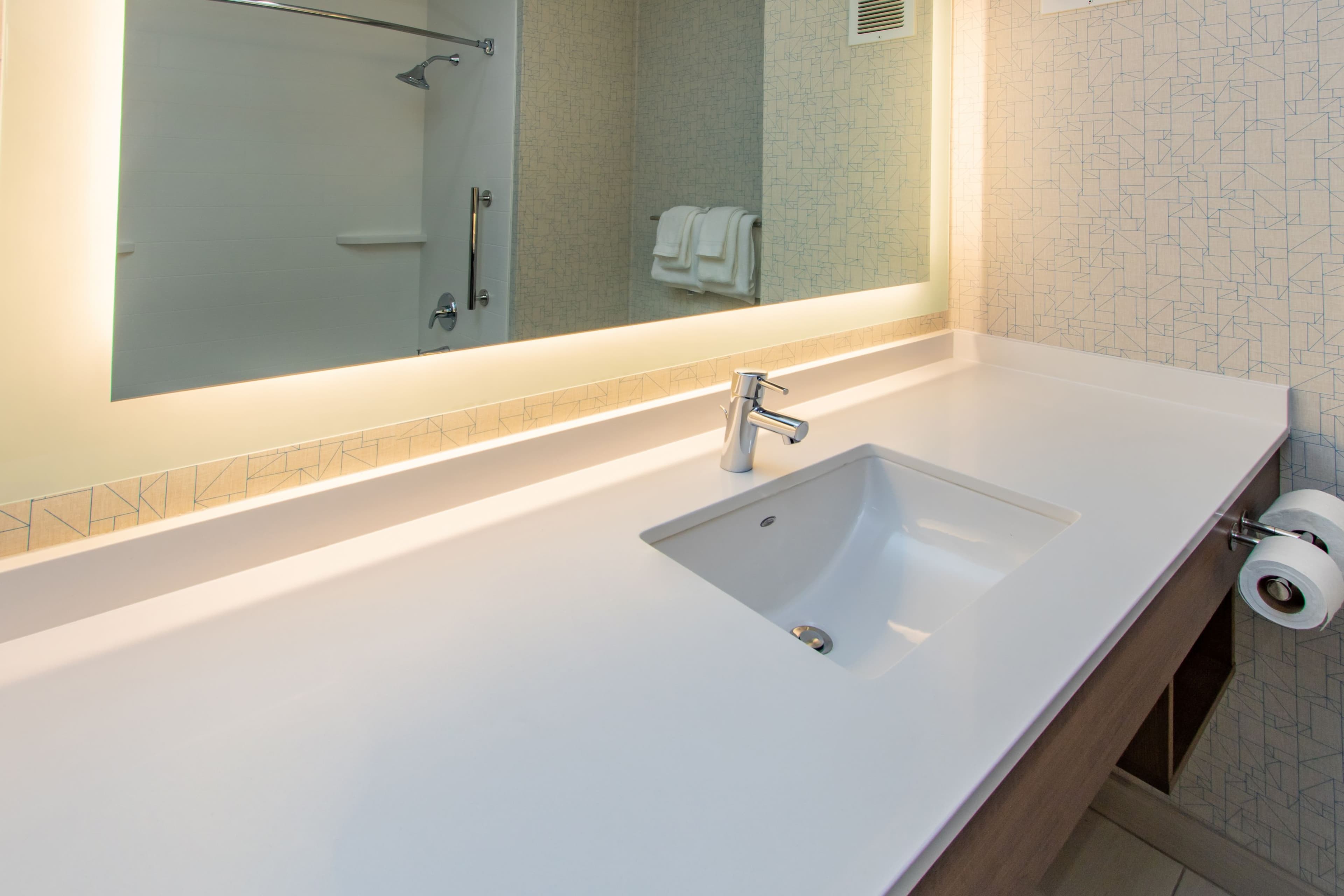 Holiday Inn Express & Suites Roseville - Galleria Area — 42