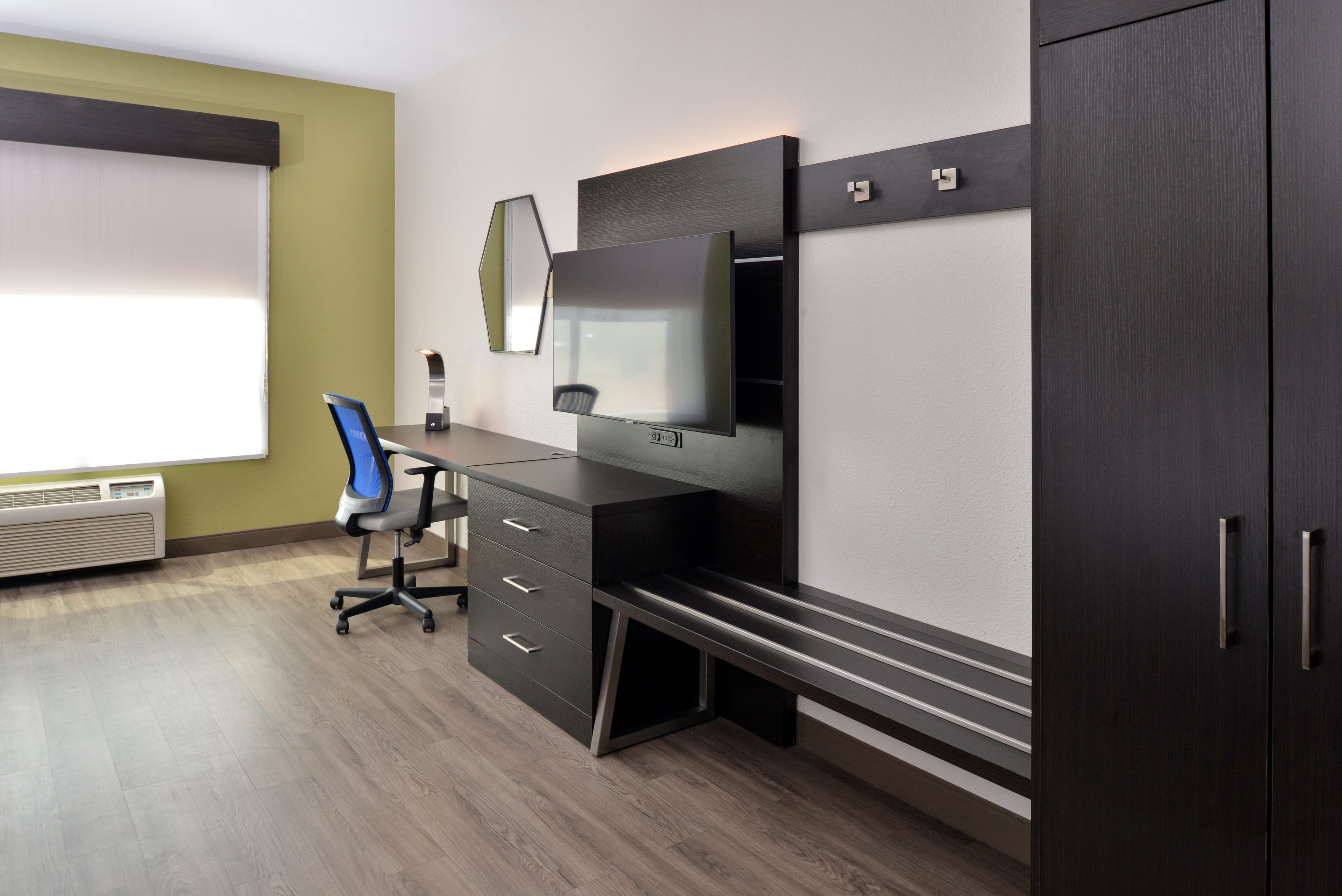 Holiday Inn Express & Suites Royse City - Rockwall - Image 4